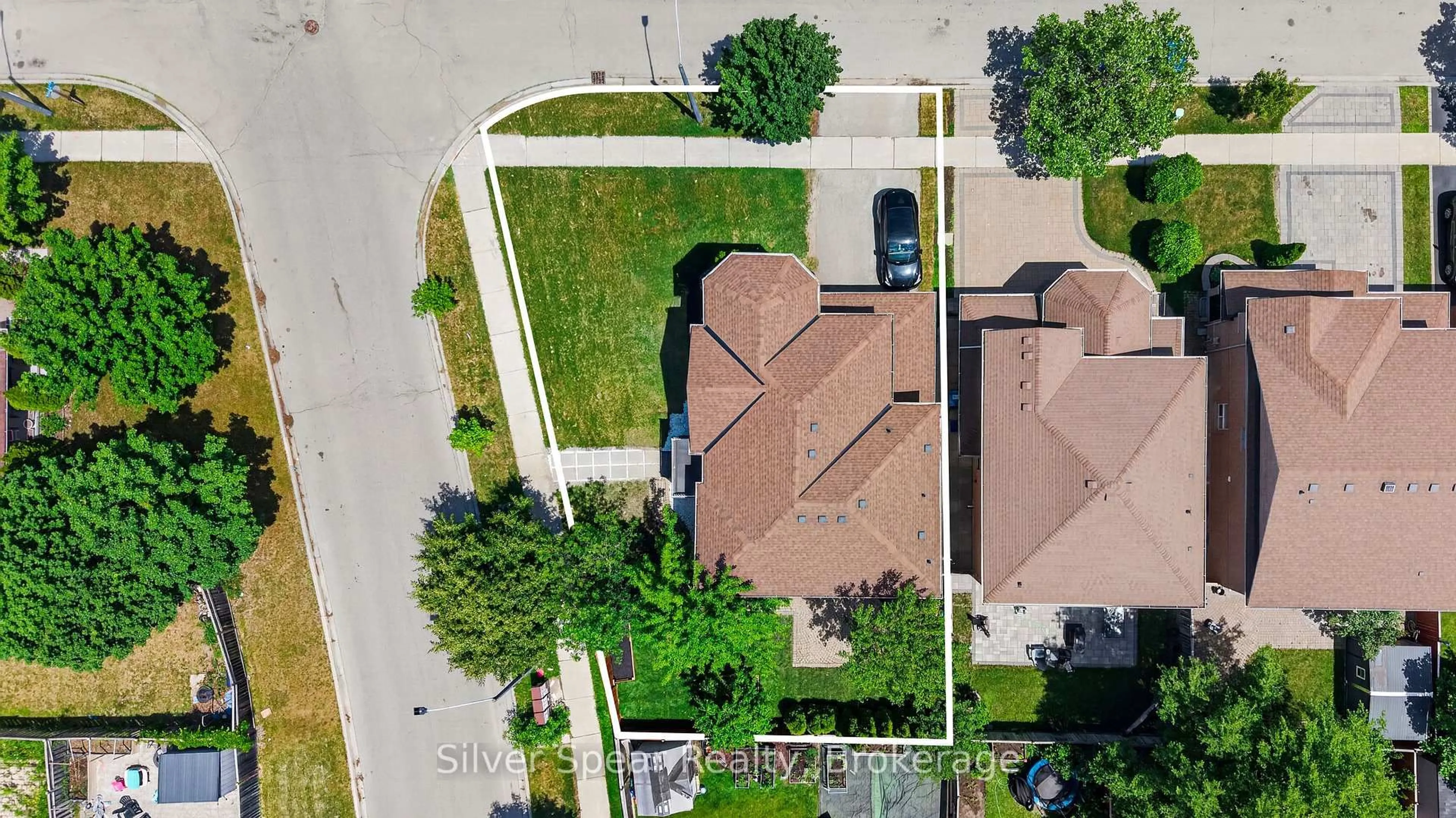 A pic from outside/outdoor area/front of a property/back of a property/a pic from drone, street for 3762 Freeman Terr, Mississauga Ontario L5M 6Y3