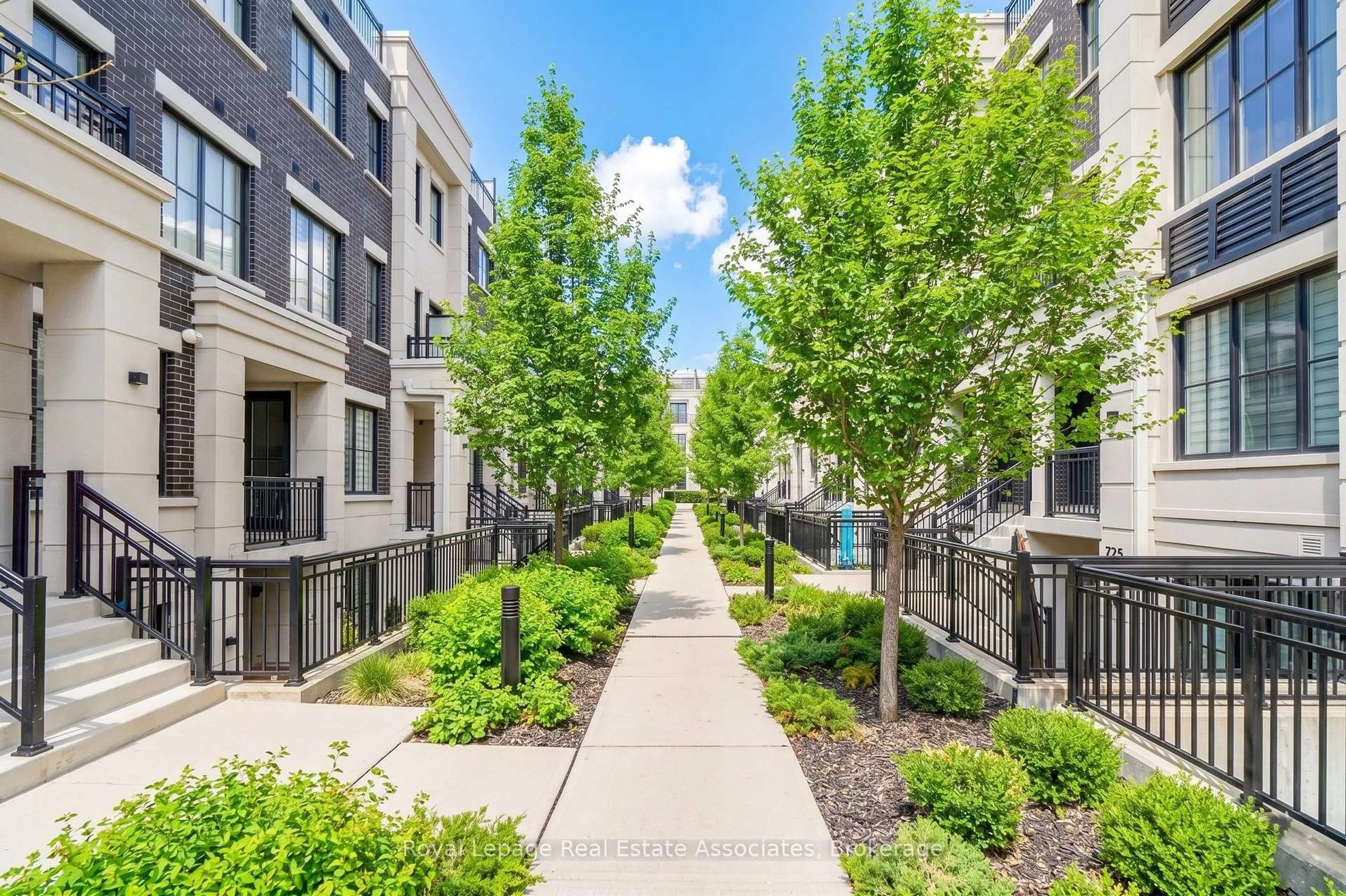 Patio, street for 657 Cricklewood Dr #511, Mississauga Ontario L5G 0B8