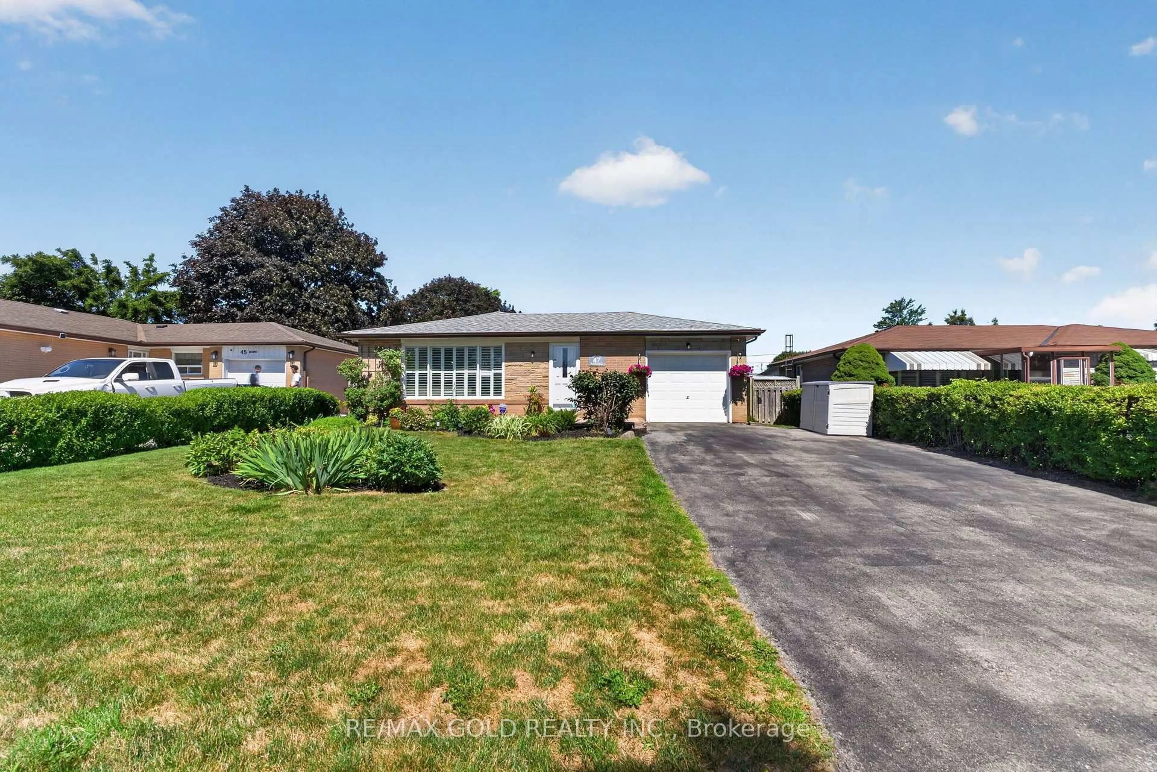 A pic from outside/outdoor area/front of a property/back of a property/a pic from drone, street for 47 Belmont Dr, Brampton Ontario L6T 2K5
