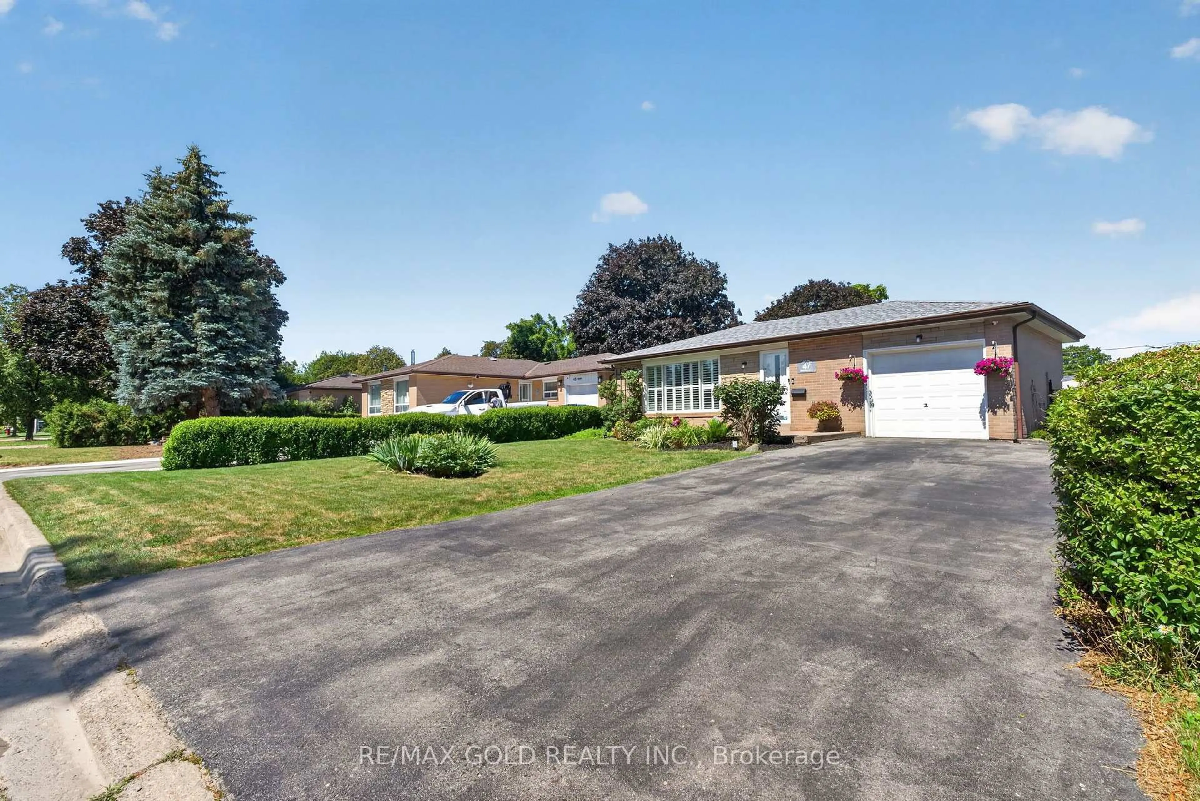 A pic from outside/outdoor area/front of a property/back of a property/a pic from drone, street for 47 Belmont Dr, Brampton Ontario L6T 2K5