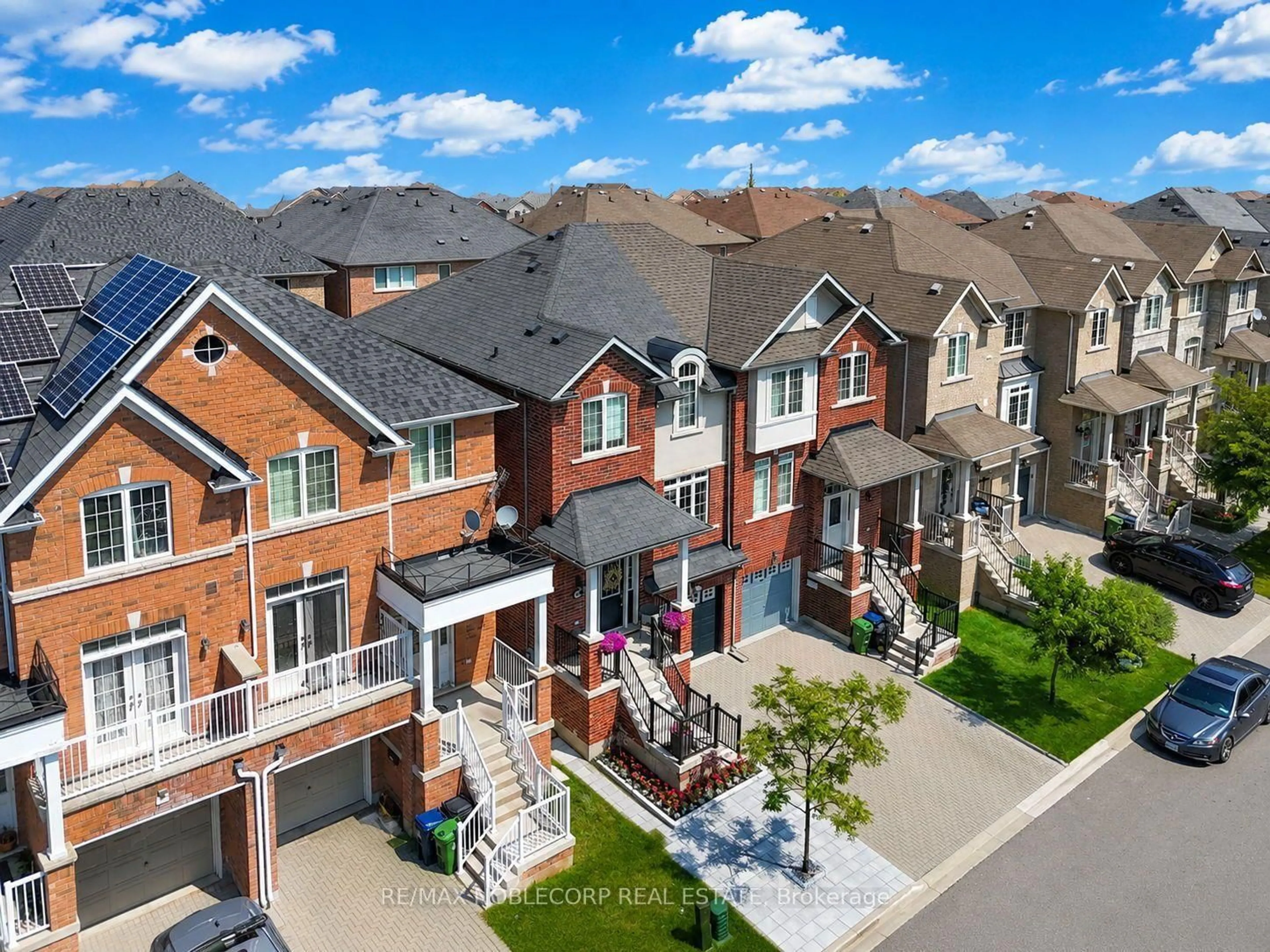 A pic from outside/outdoor area/front of a property/back of a property/a pic from drone, street for 44 Lou Pomanti St, Toronto Ontario M9M 0C2