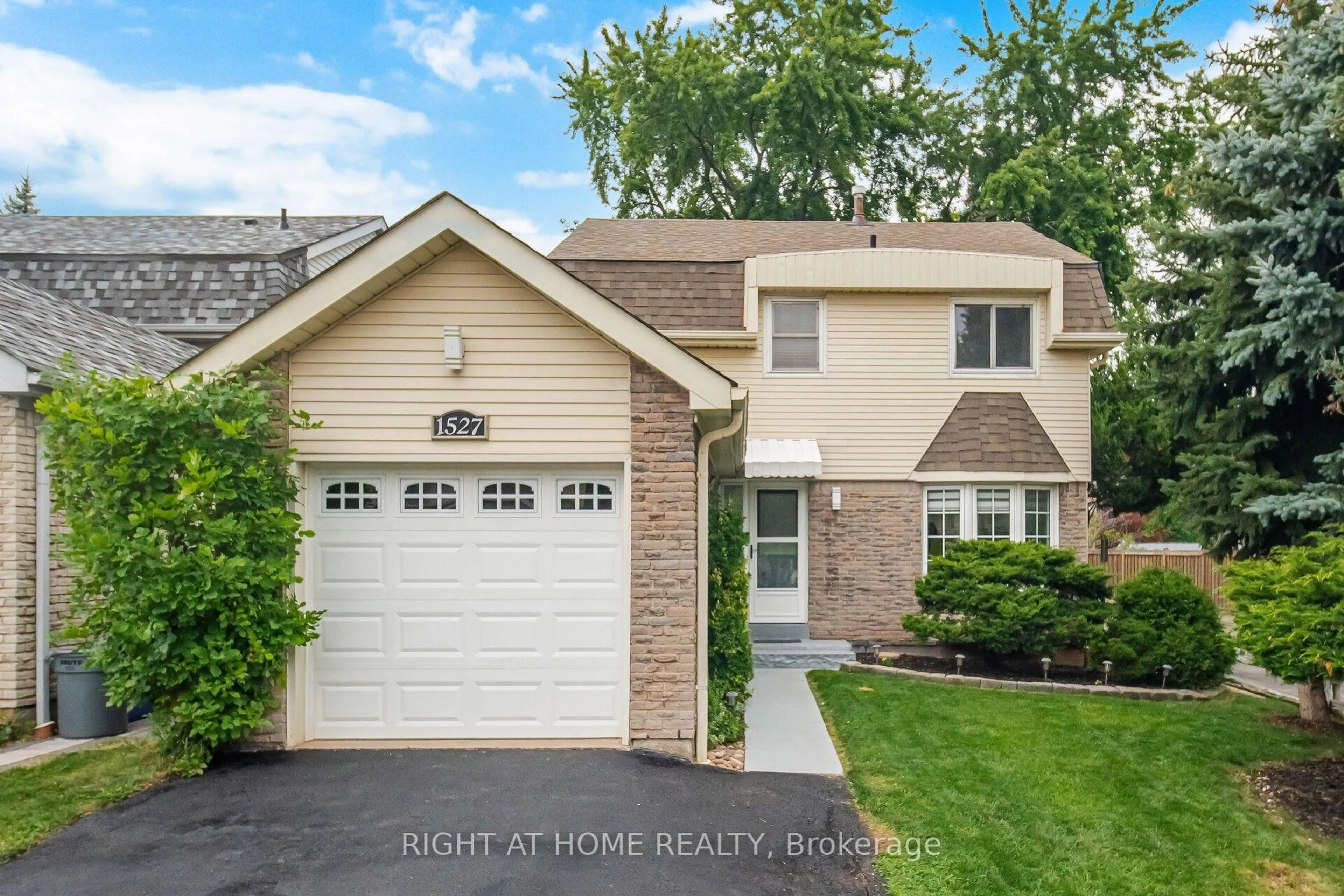 Home with vinyl exterior material, street for 1527 Forestdale Crt, Oakville Ontario L6H 3A1