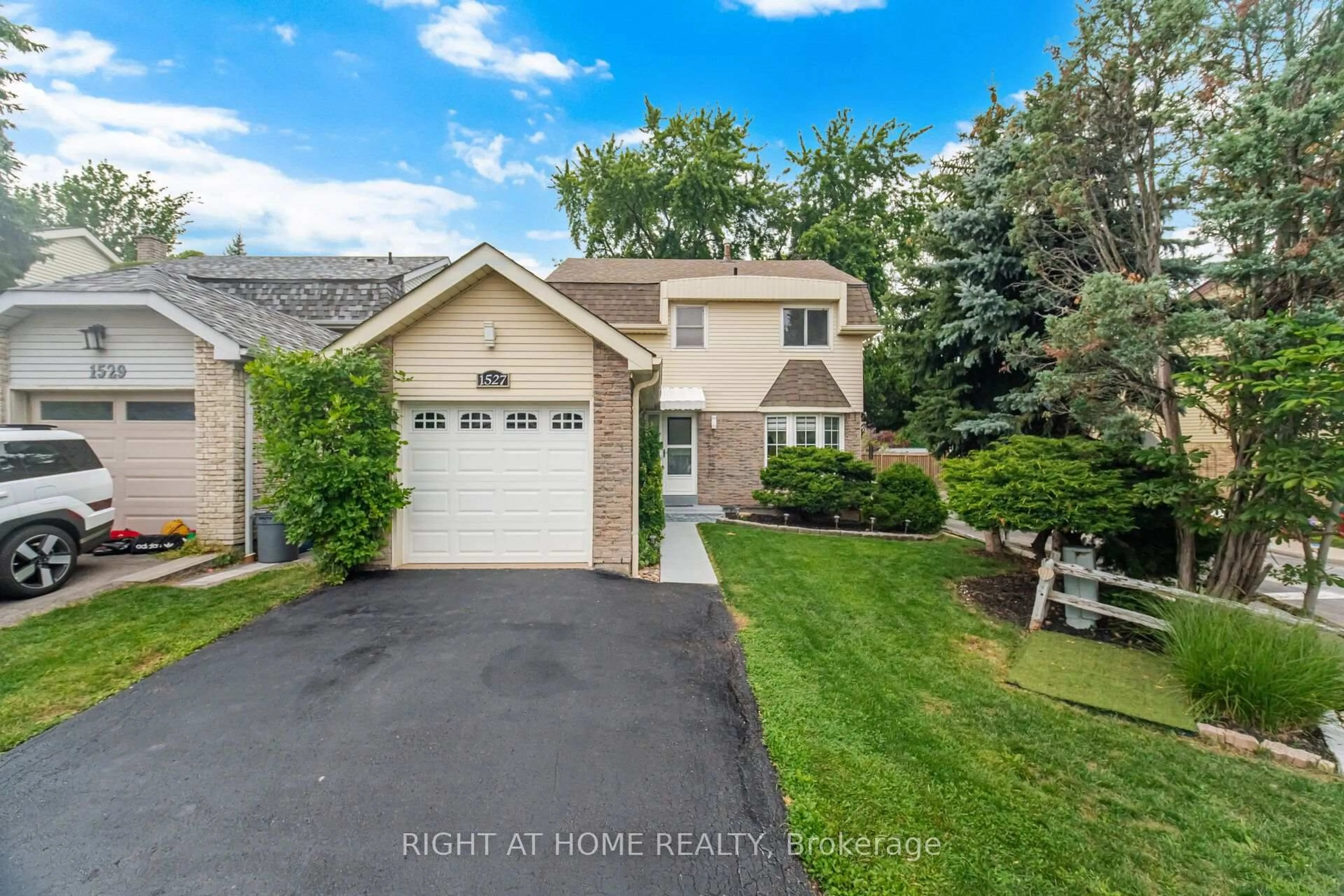 A pic from outside/outdoor area/front of a property/back of a property/a pic from drone, unknown for 1527 Forestdale Crt, Oakville Ontario L6H 3A1