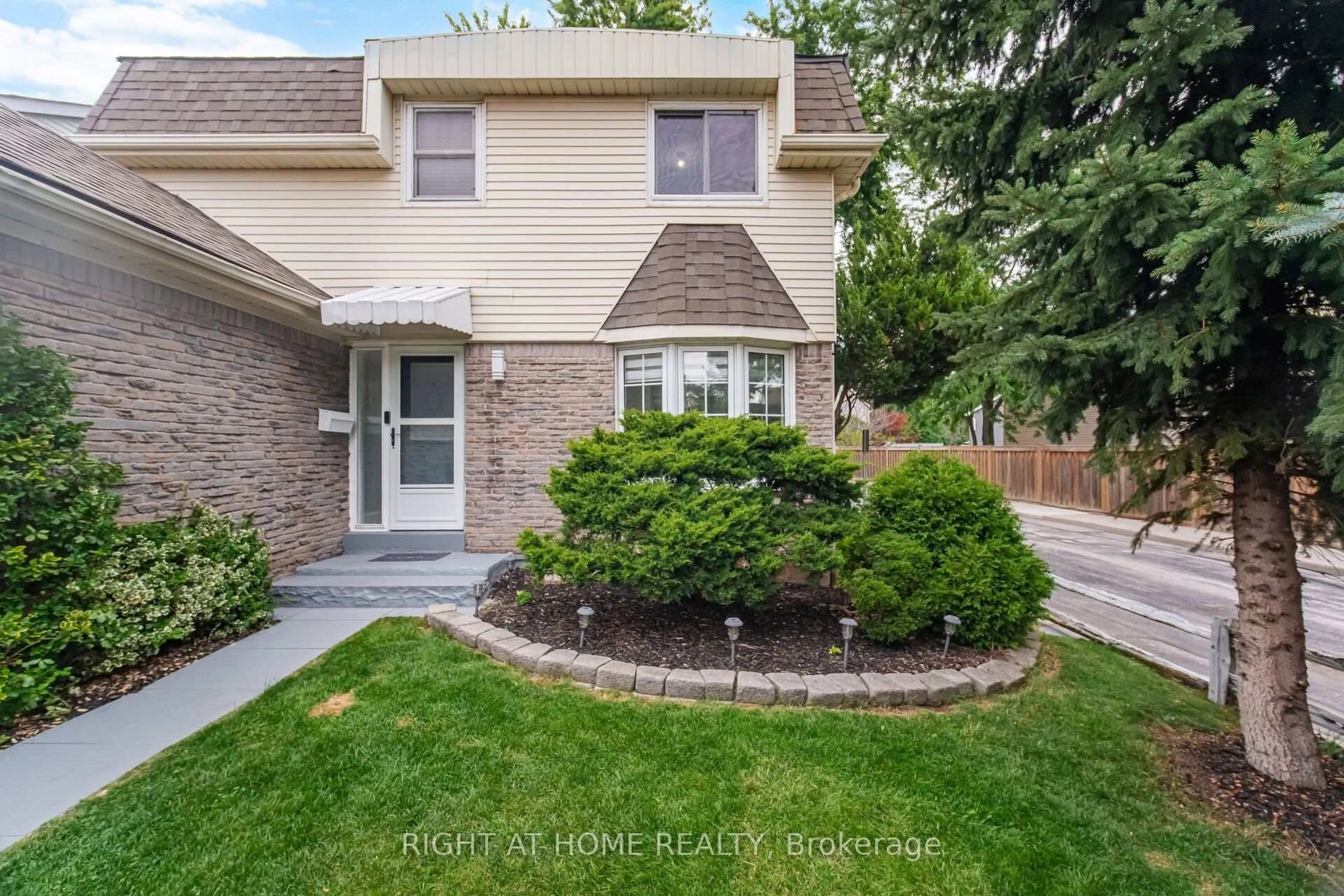 Home with brick exterior material, street for 1527 Forestdale Crt, Oakville Ontario L6H 3A1