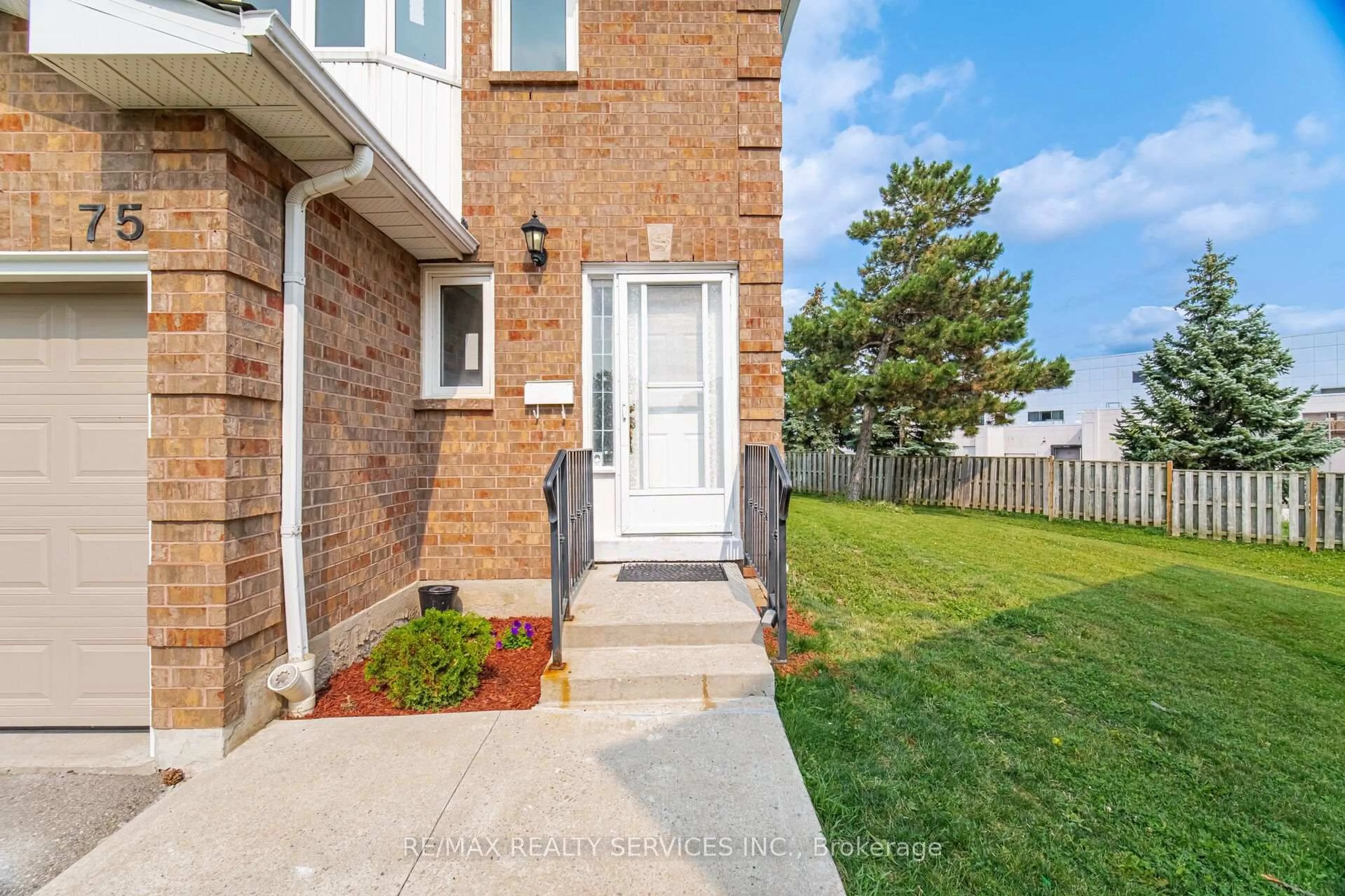 Home with brick exterior material, street for 1484 Torrington Dr #75, Mississauga Ontario L5V 1Y2
