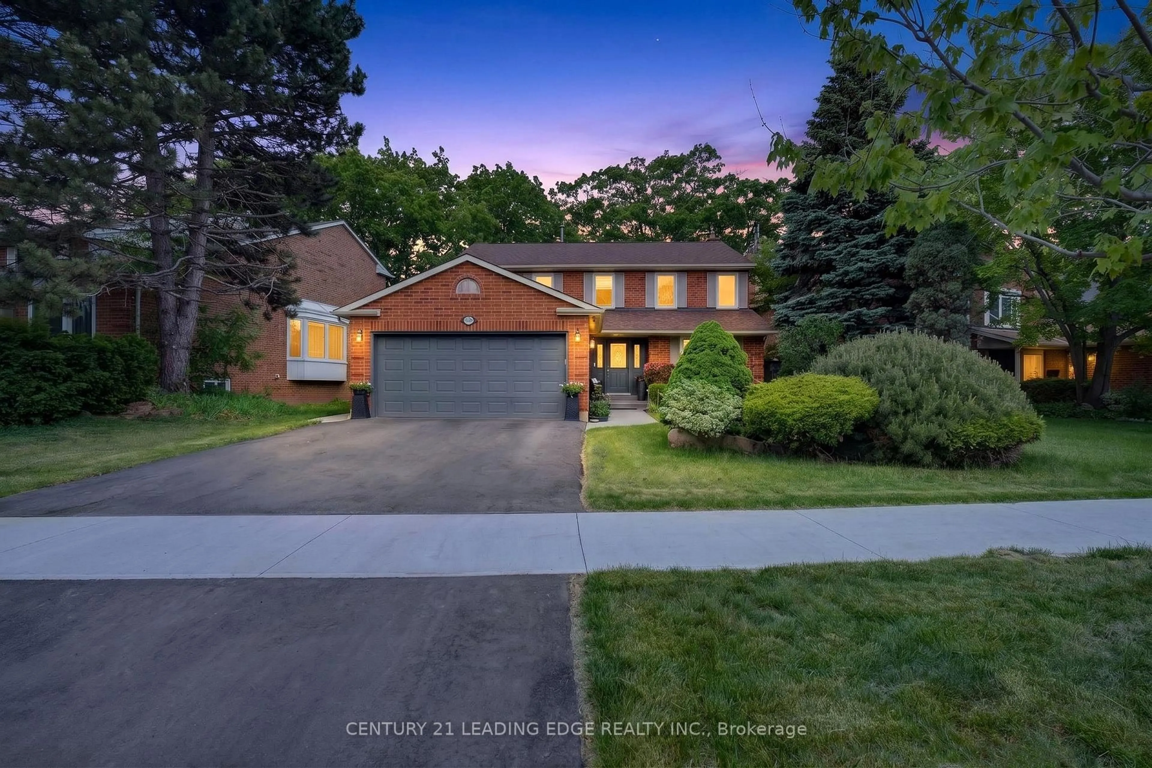 A pic from outside/outdoor area/front of a property/back of a property/a pic from drone, street for 2300 Folkway Dr, Mississauga Ontario L5L 3B6