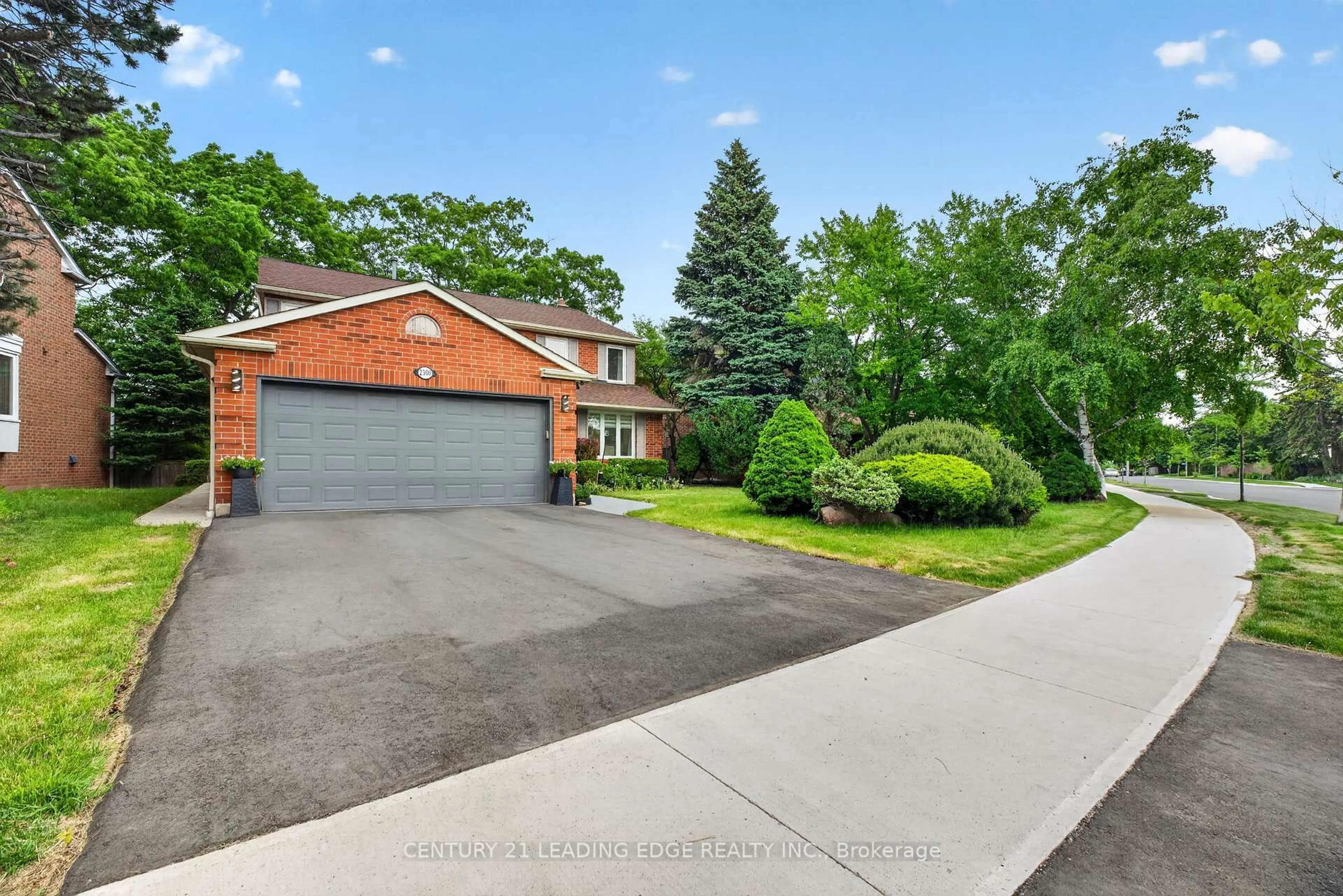 A pic from outside/outdoor area/front of a property/back of a property/a pic from drone, street for 2300 Folkway Dr, Mississauga Ontario L5L 3B6