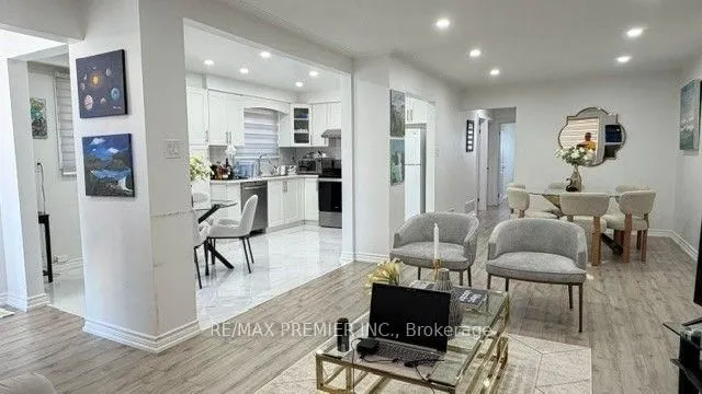 15 Madonna Gdns, Toronto 5