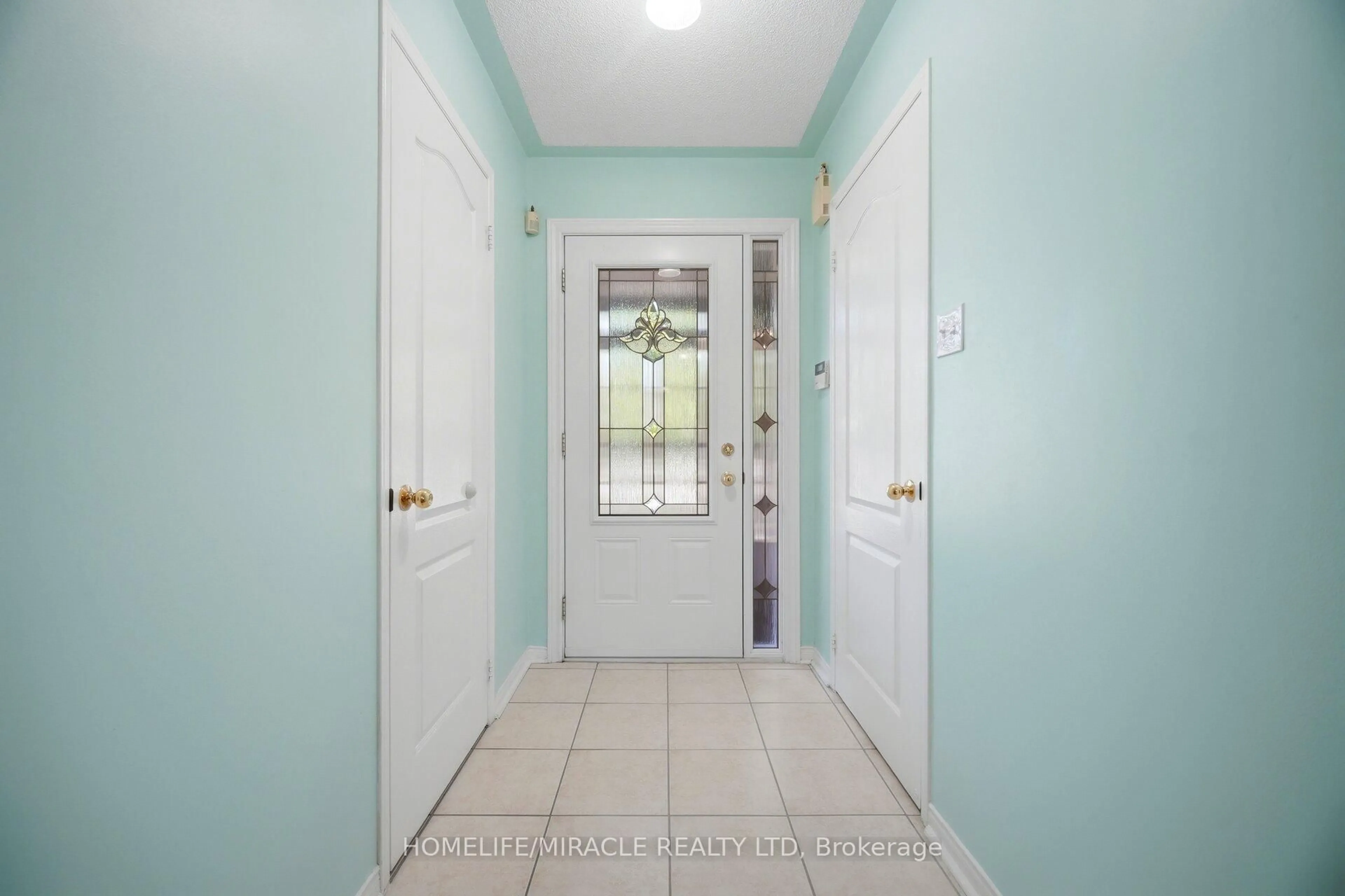 Indoor entryway for 31 Larkspur Rd, Brampton Ontario L6R 1W8