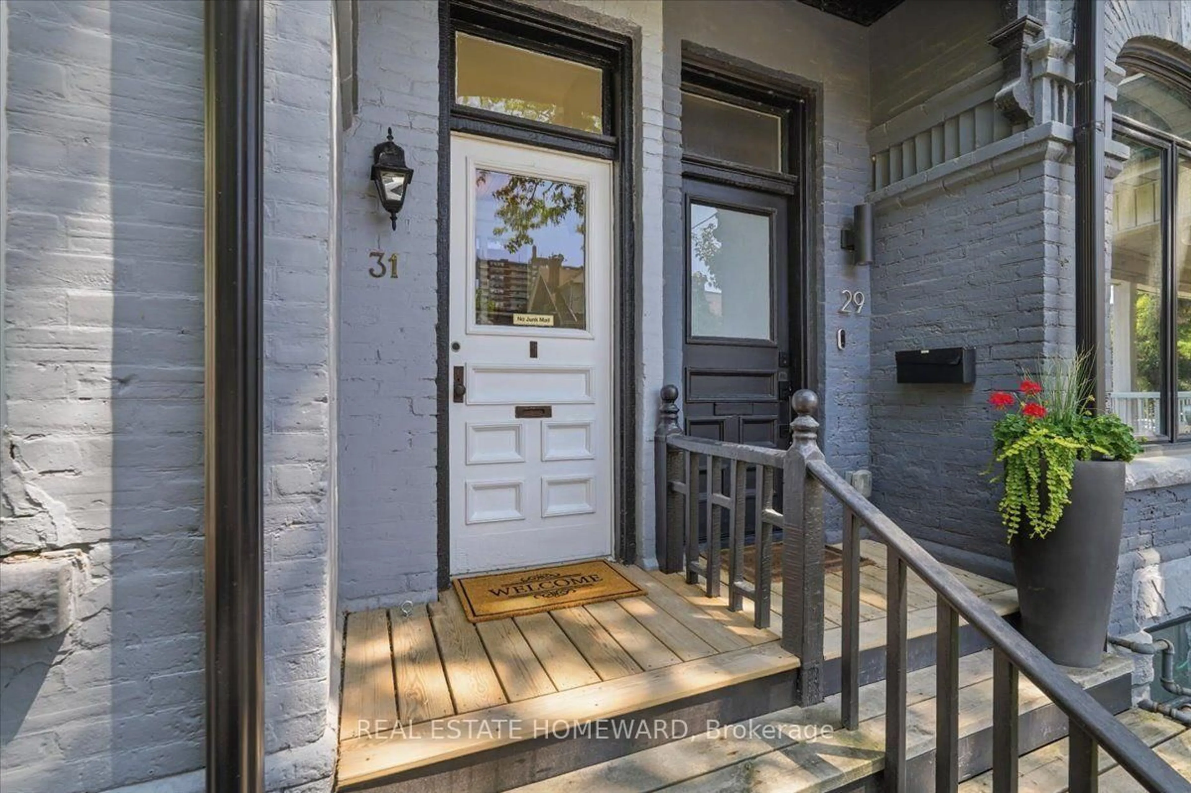 Indoor entryway for 31 Sorauren Ave, Toronto Ontario M6R 2C8