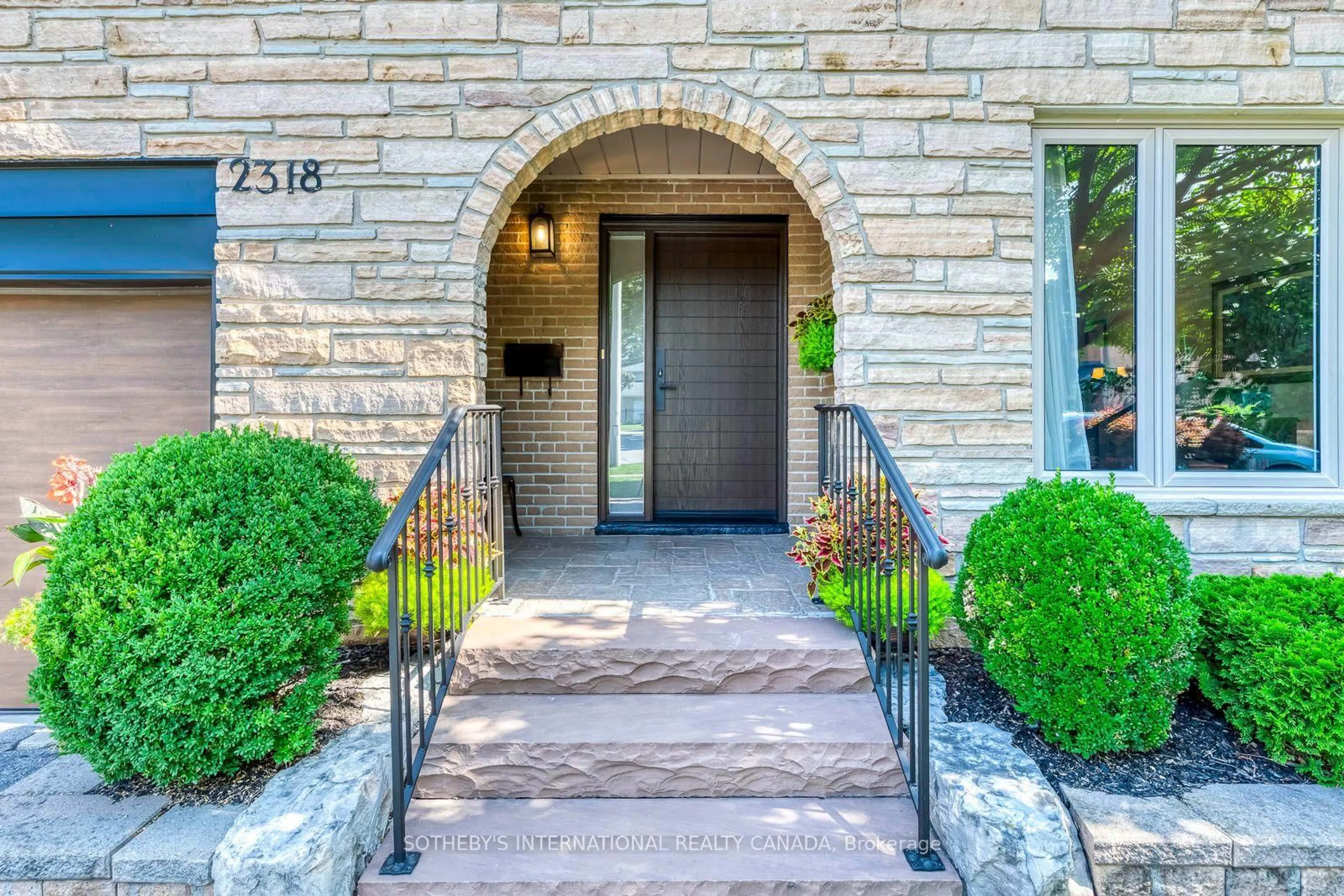 Indoor entryway for 2318 Malden Crt, Mississauga Ontario L5K 1W5