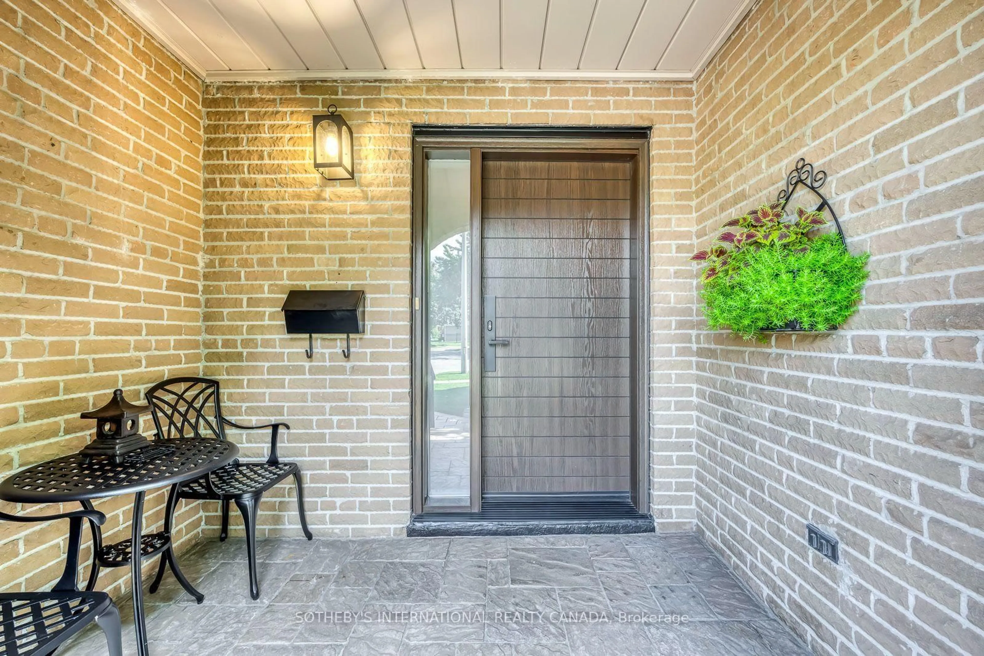 Indoor entryway for 2318 Malden Crt, Mississauga Ontario L5K 1W5