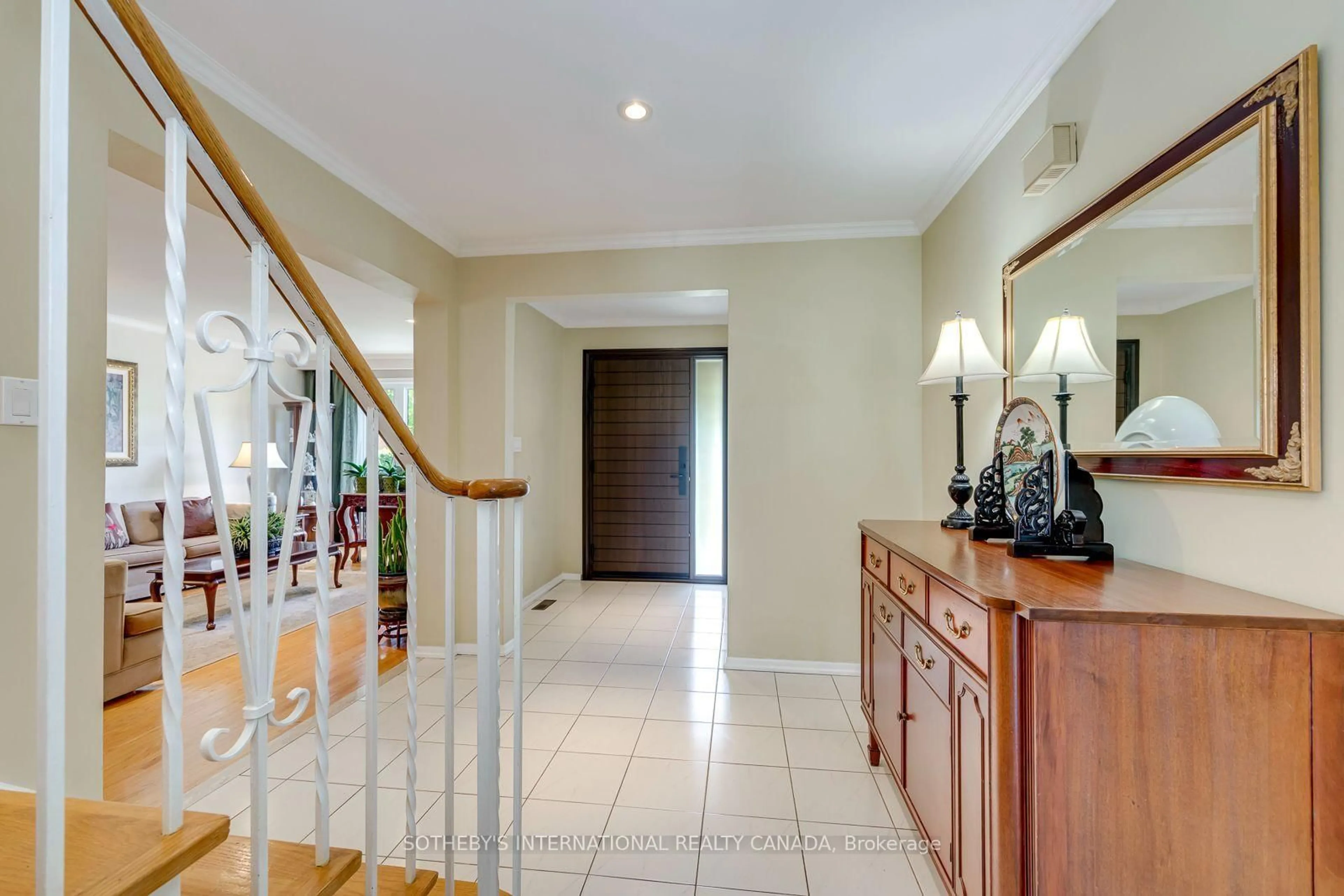 Indoor foyer for 2318 Malden Crt, Mississauga Ontario L5K 1W5