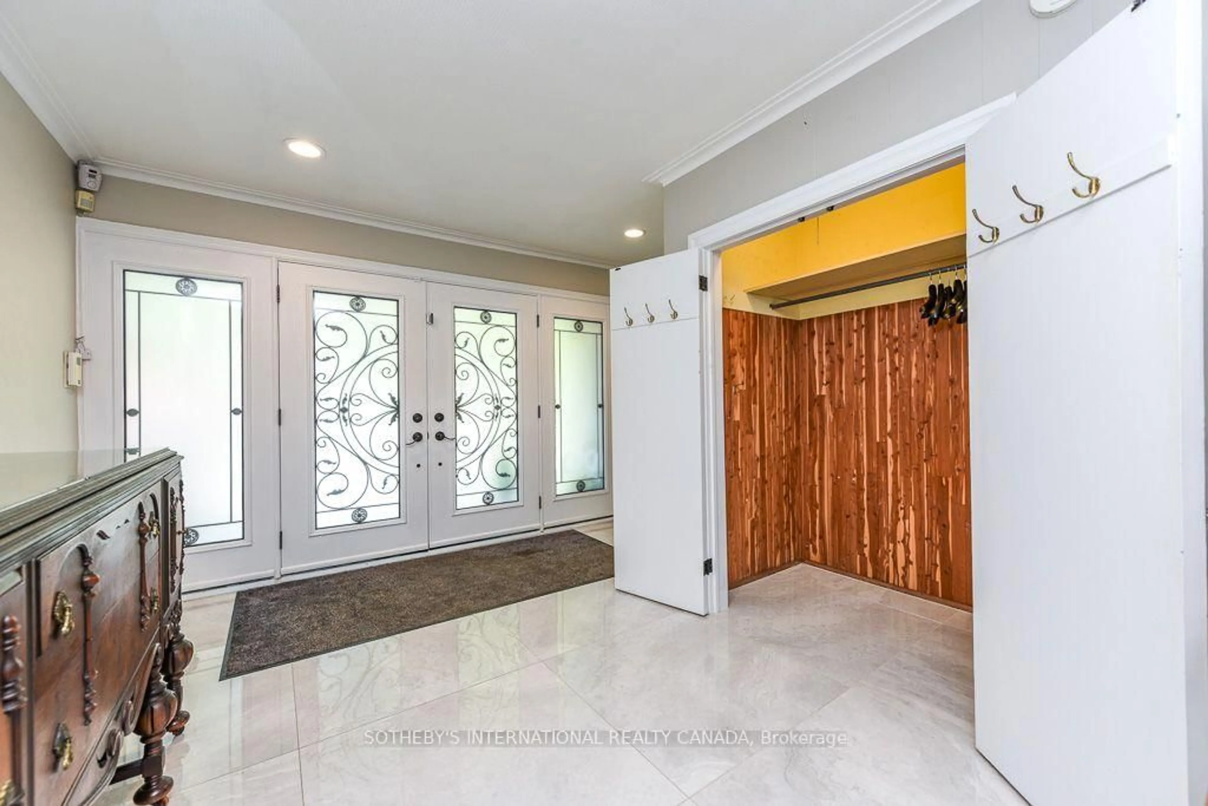 Indoor entryway for 31 Queensborough Cres, Toronto Ontario M9R 1A1