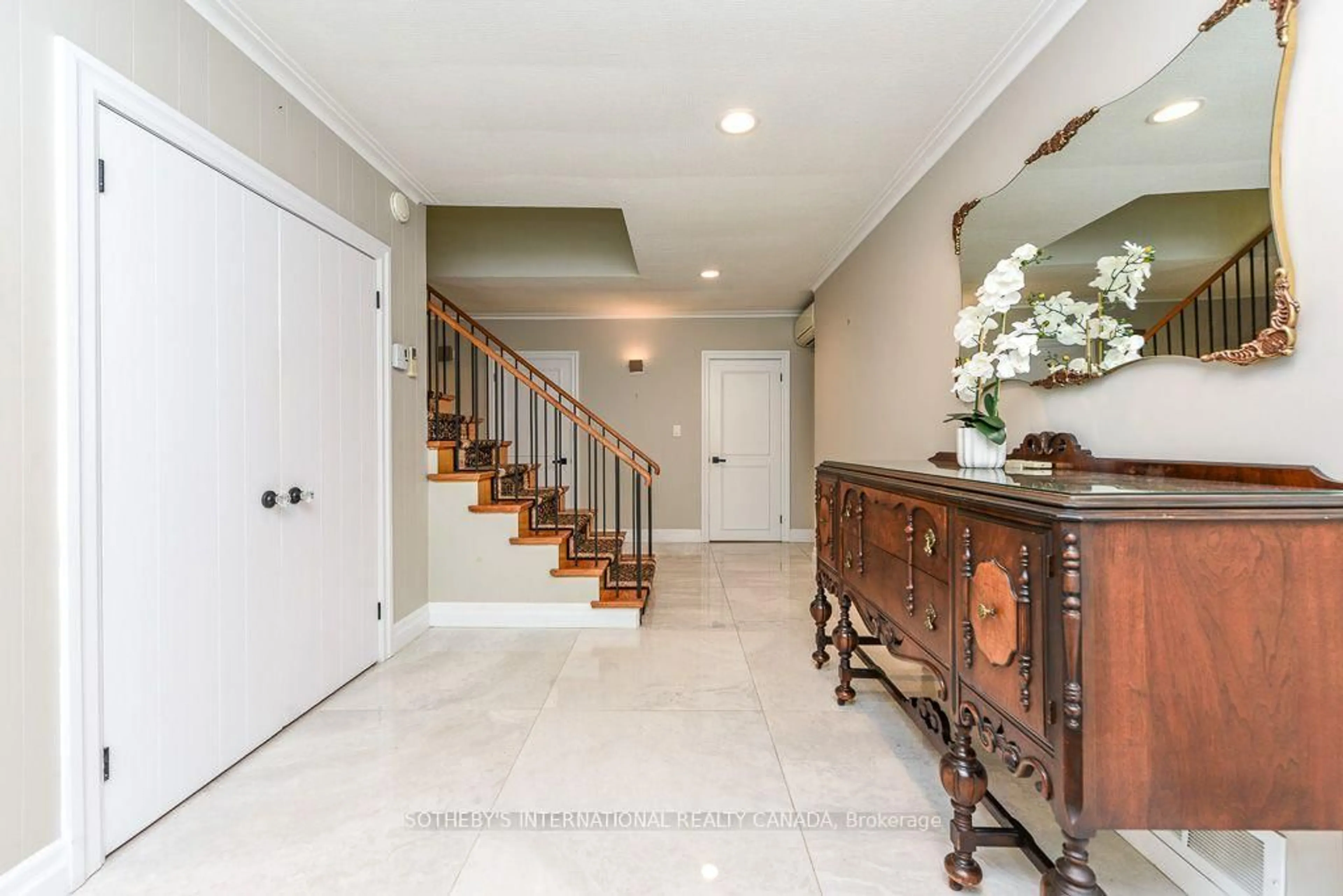 Indoor foyer for 31 Queensborough Cres, Toronto Ontario M9R 1A1