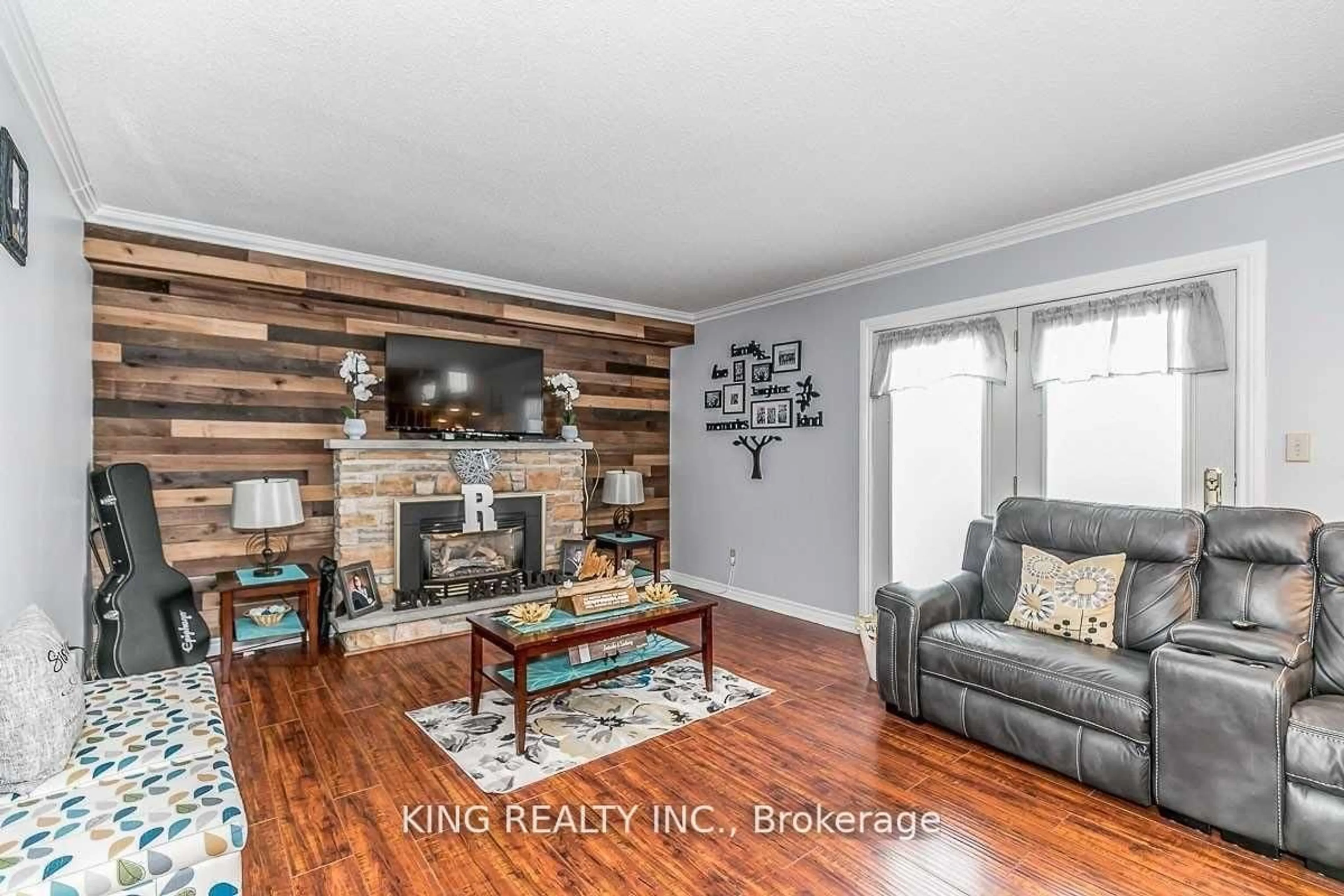Living room with furniture, wood/laminate floor for 40 Victoria Cres, Caledon Ontario L7K 0A1