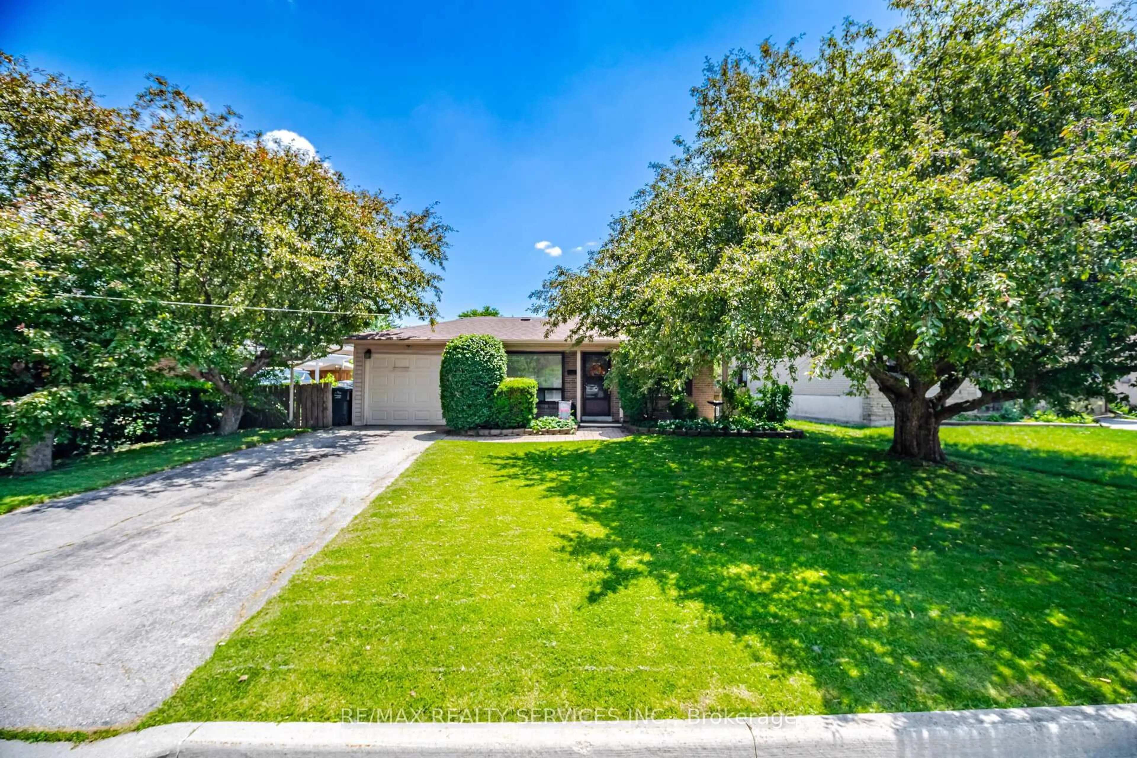 A pic from outside/outdoor area/front of a property/back of a property/a pic from drone, street for 15 Ferndale Cres, Brampton Ontario L6Y 3V3