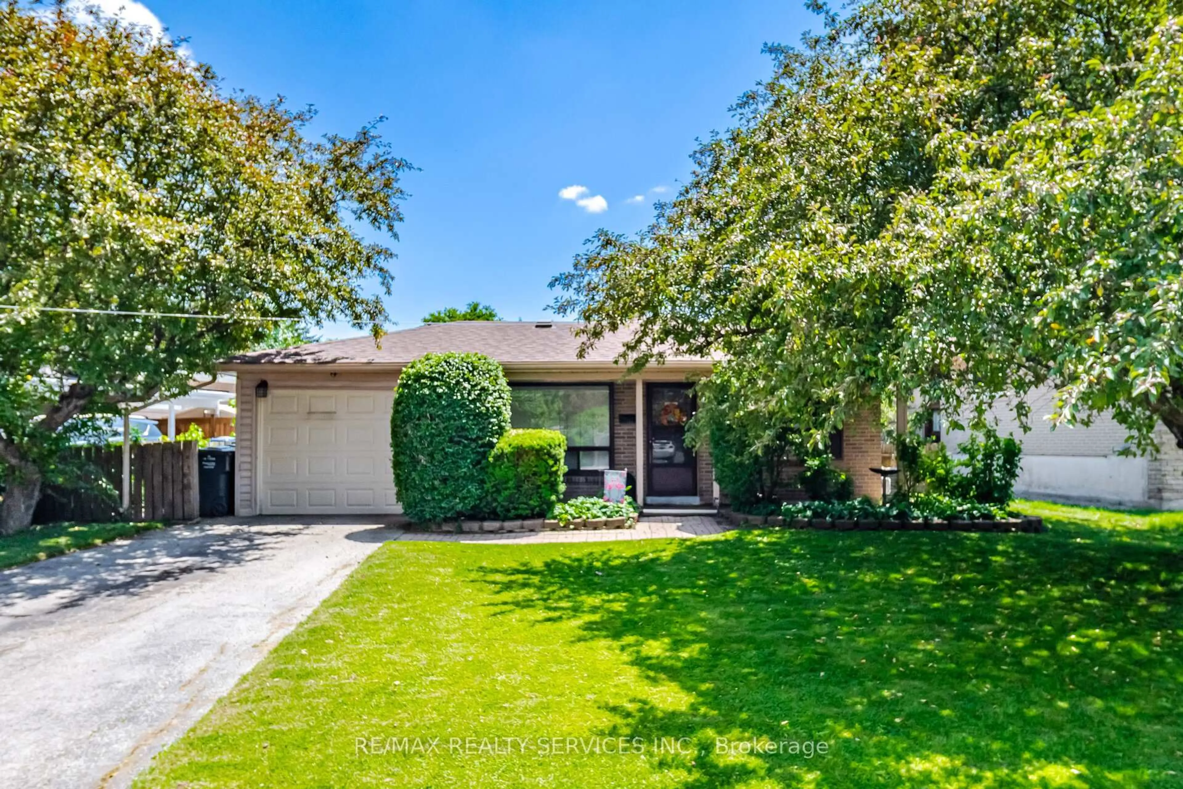 Home with vinyl exterior material, street for 15 Ferndale Cres, Brampton Ontario L6Y 3V3