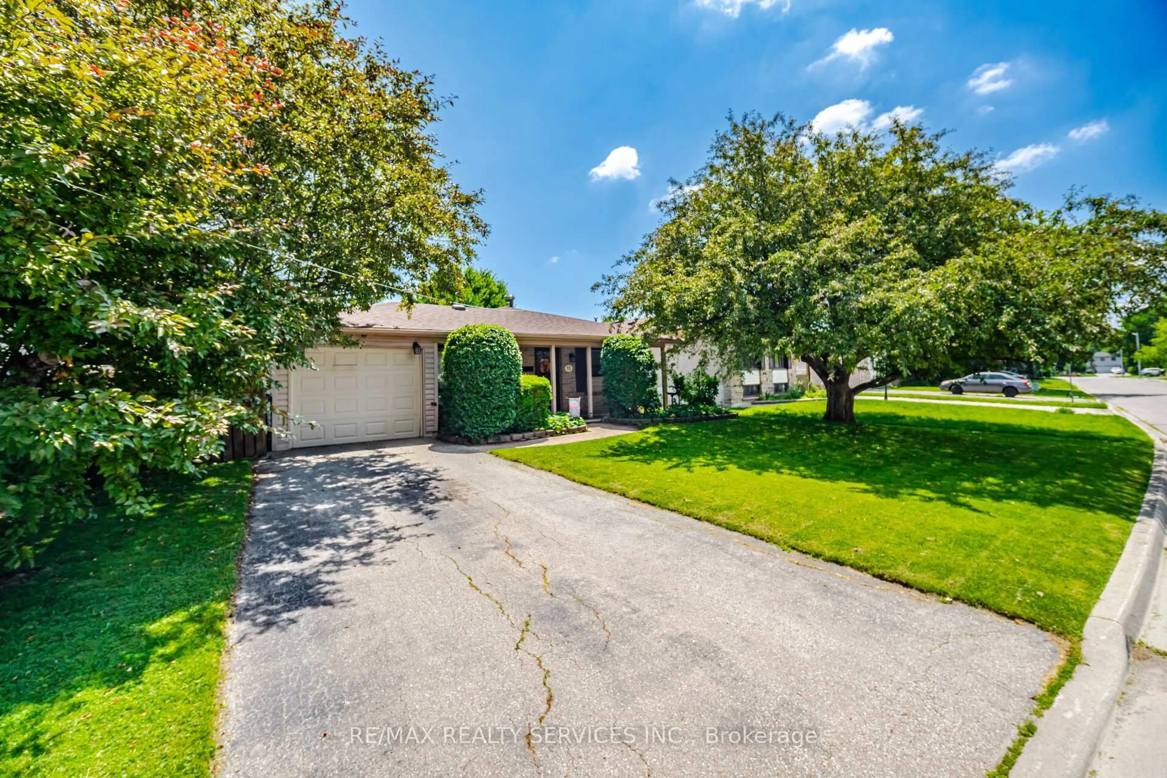 A pic from outside/outdoor area/front of a property/back of a property/a pic from drone, street for 15 Ferndale Cres, Brampton Ontario L6Y 3V3