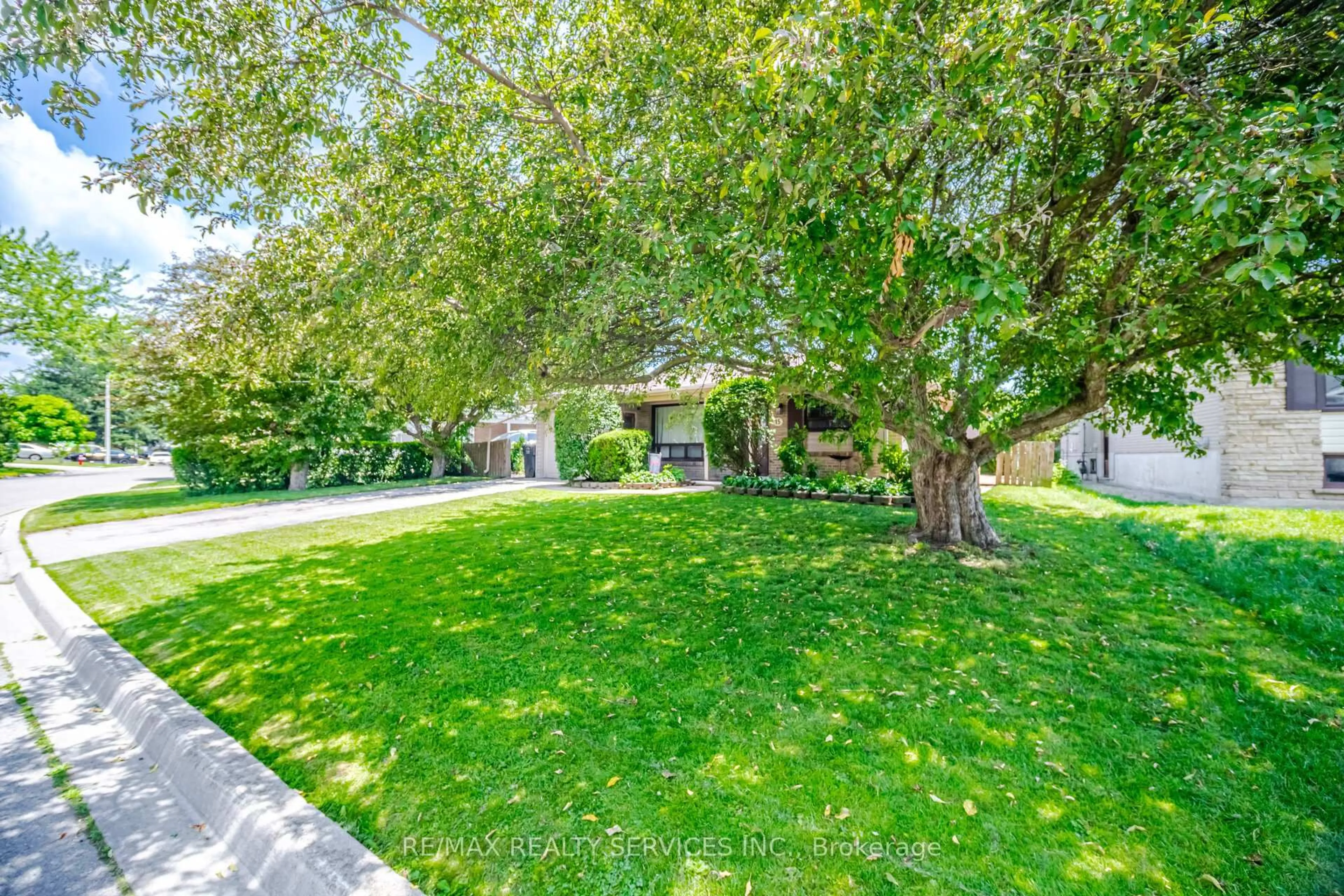 Patio, street for 15 Ferndale Cres, Brampton Ontario L6Y 3V3