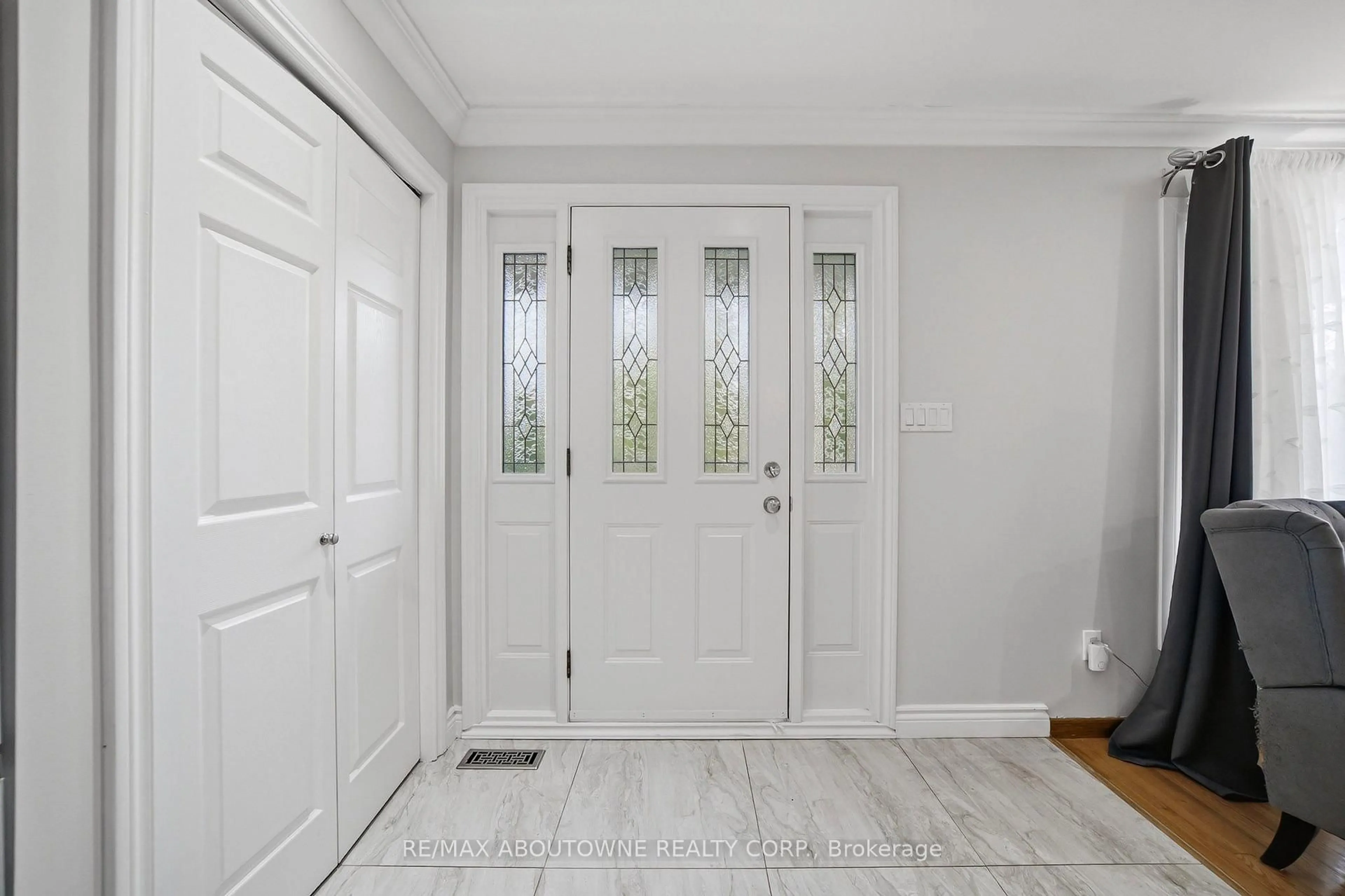 Indoor entryway for 6346 Neuchatel Rd, Mississauga Ontario L5N 2J8