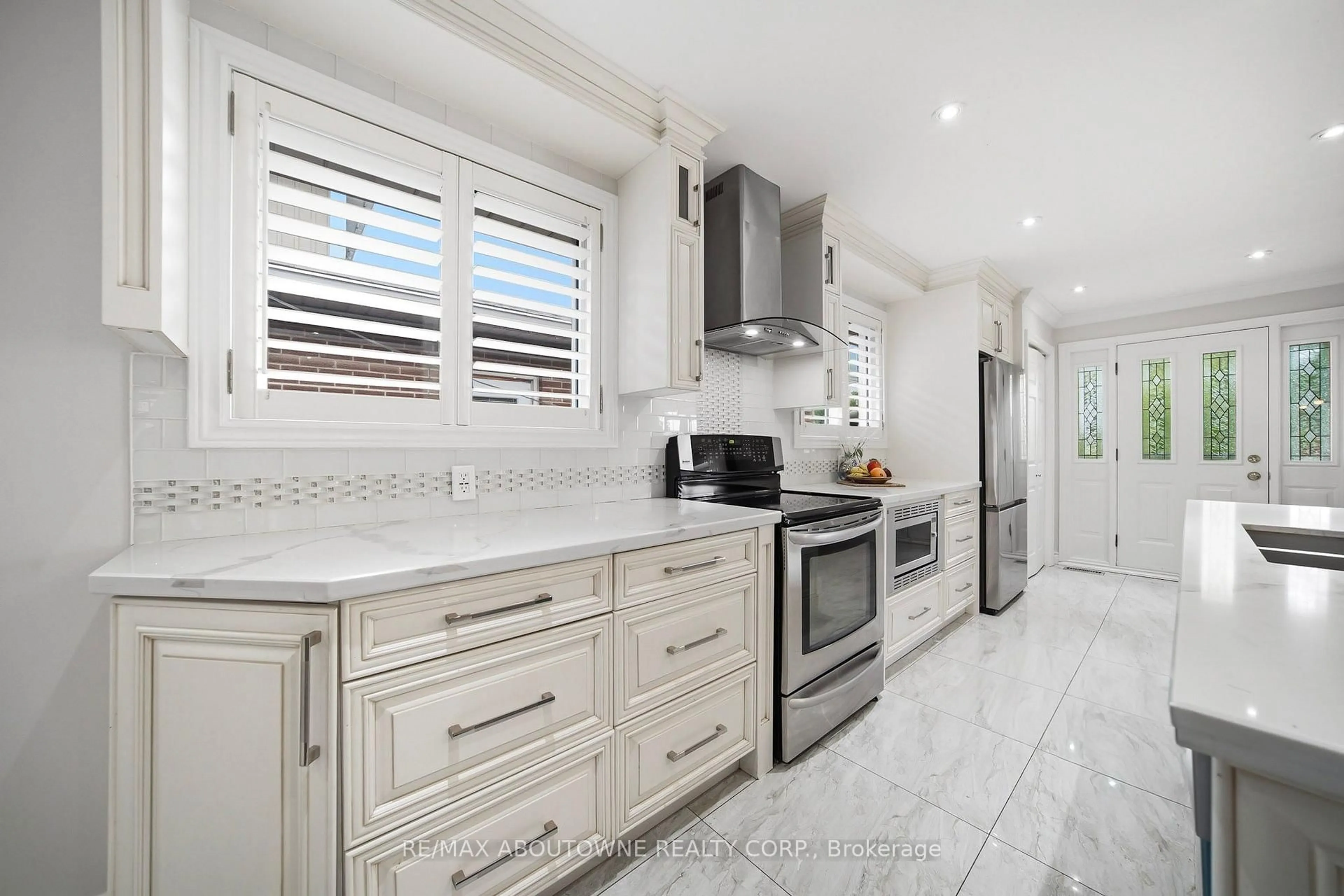 Contemporary kitchen, ceramic/tile floor for 6346 Neuchatel Rd, Mississauga Ontario L5N 2J8