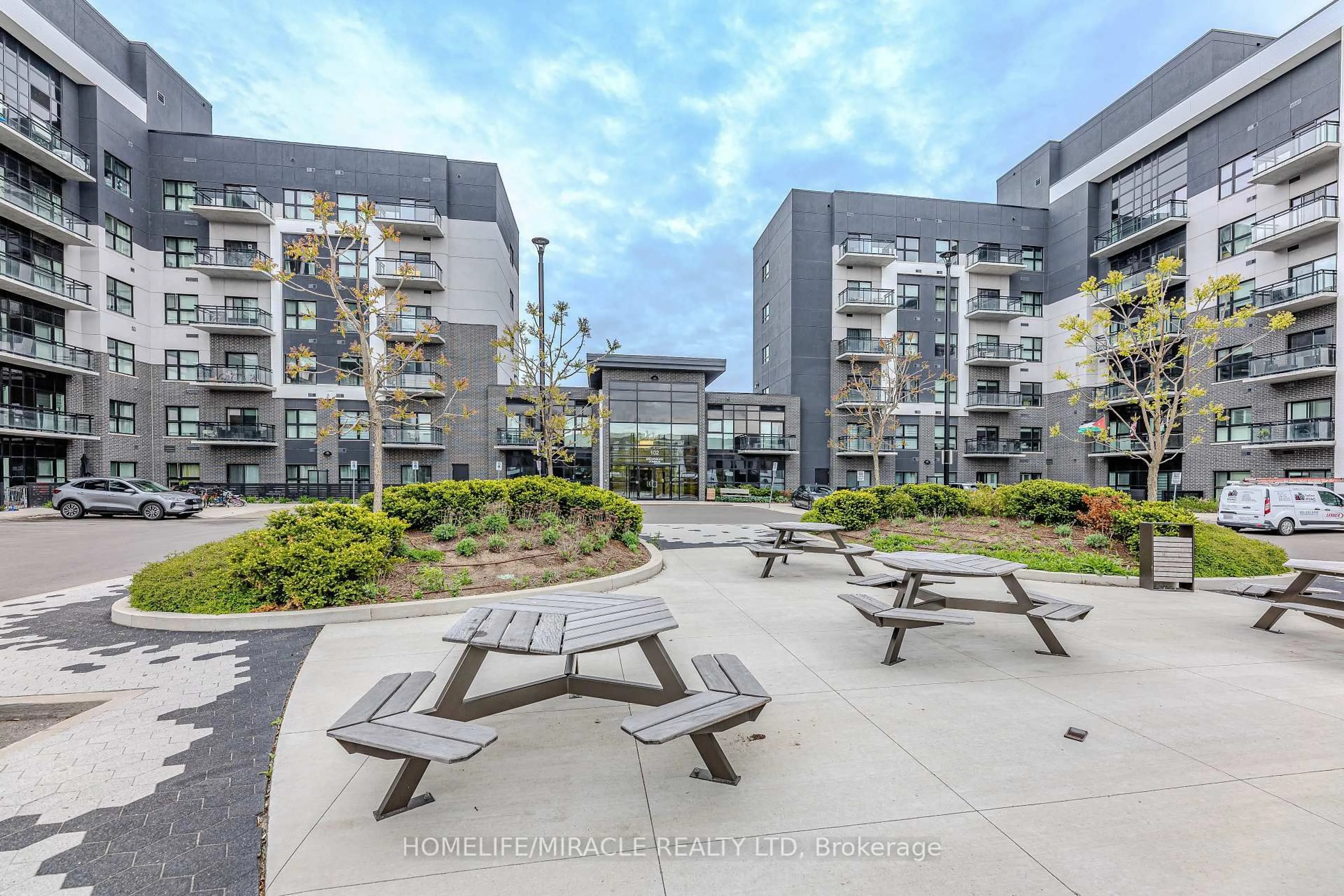 Patio, unknown for 102 Grovewood Common #215, Oakville Ontario L6H 0X2