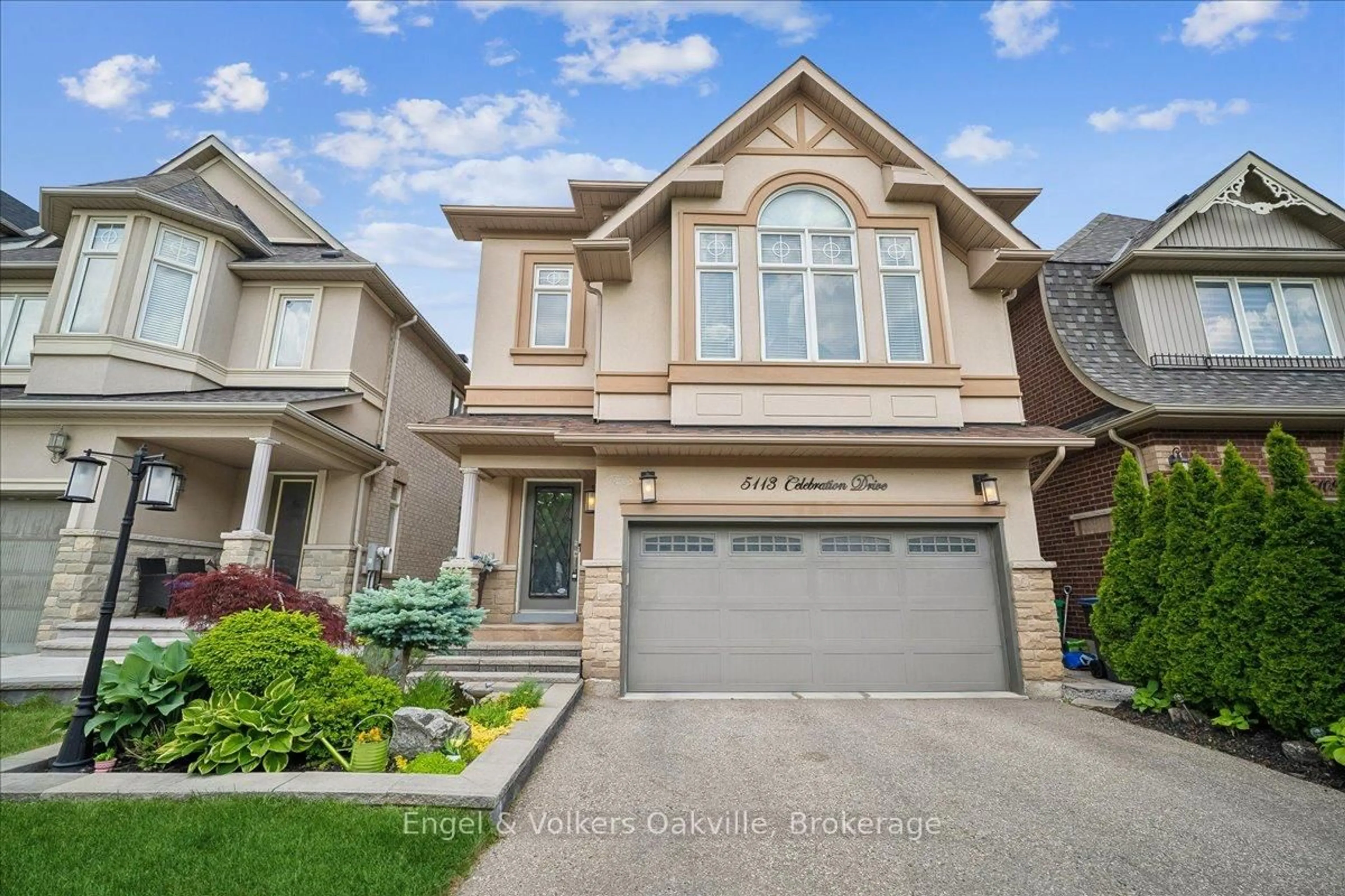 Home with vinyl exterior material, street for 5113 Celebration Dr, Mississauga Ontario L5M 8B3