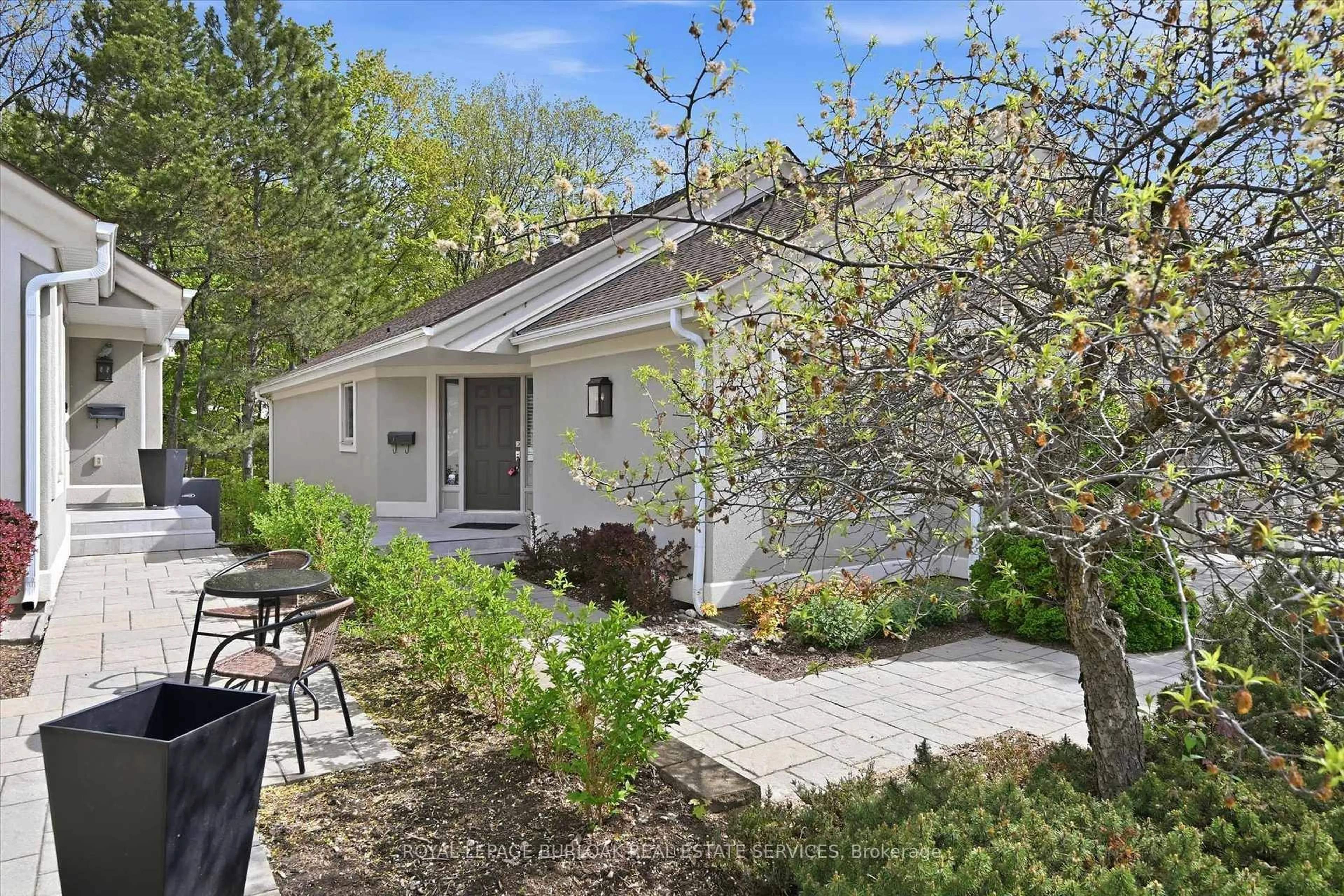 Patio, street for 1095 Skyview Dr #4, Burlington Ontario L7P 4W7