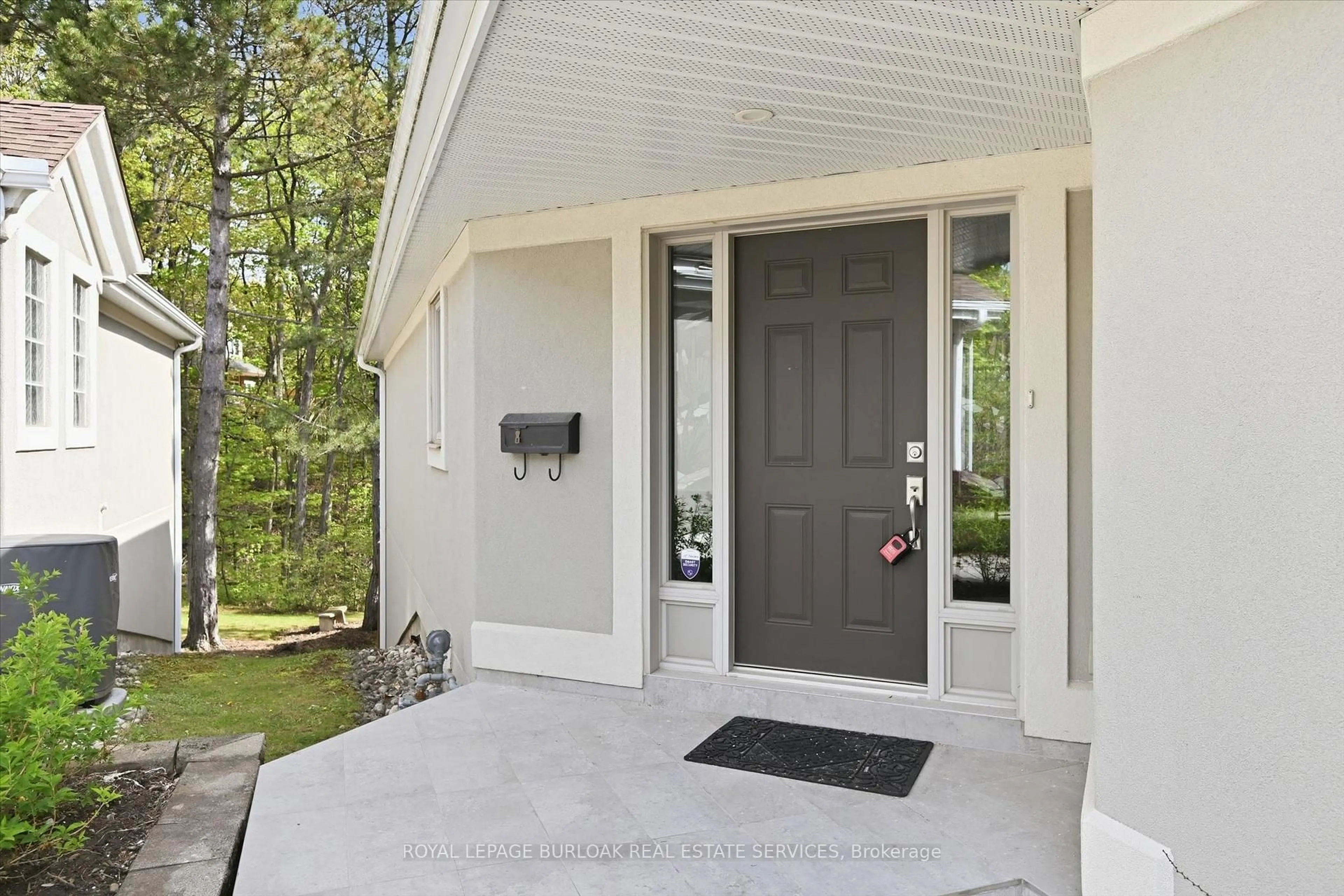 Indoor entryway for 1095 Skyview Dr #4, Burlington Ontario L7P 4W7