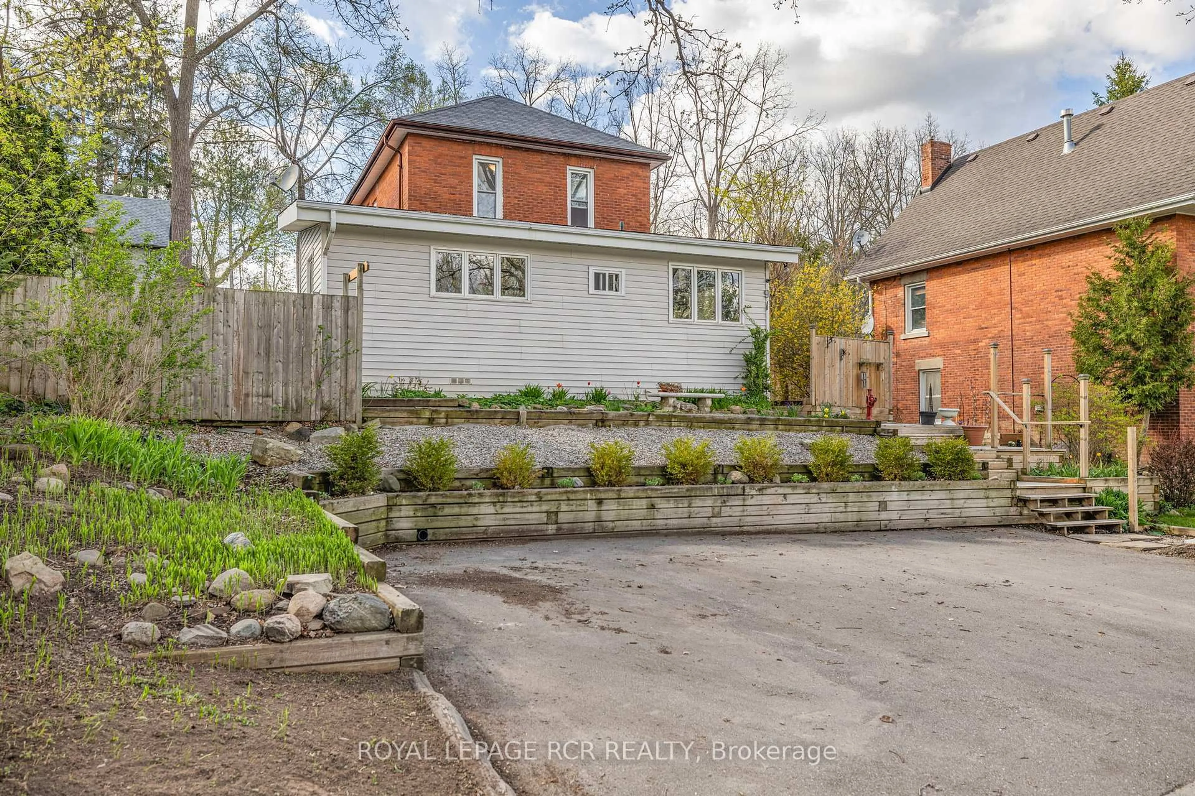 A pic from outside/outdoor area/front of a property/back of a property/a pic from drone, street for 91 King St, Caledon Ontario L7E 1A2