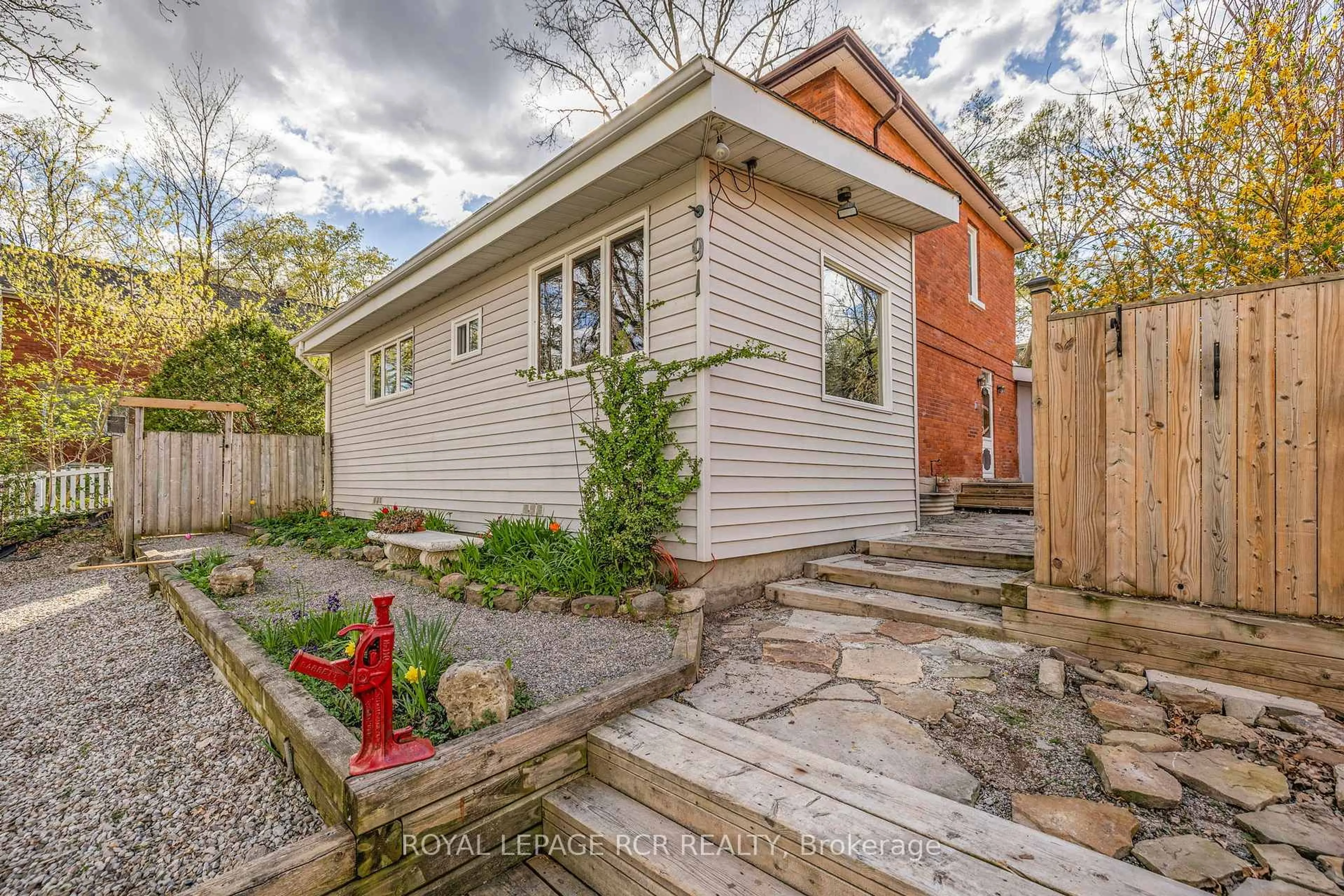Home with brick exterior material, street for 91 King St, Caledon Ontario L7E 1A2