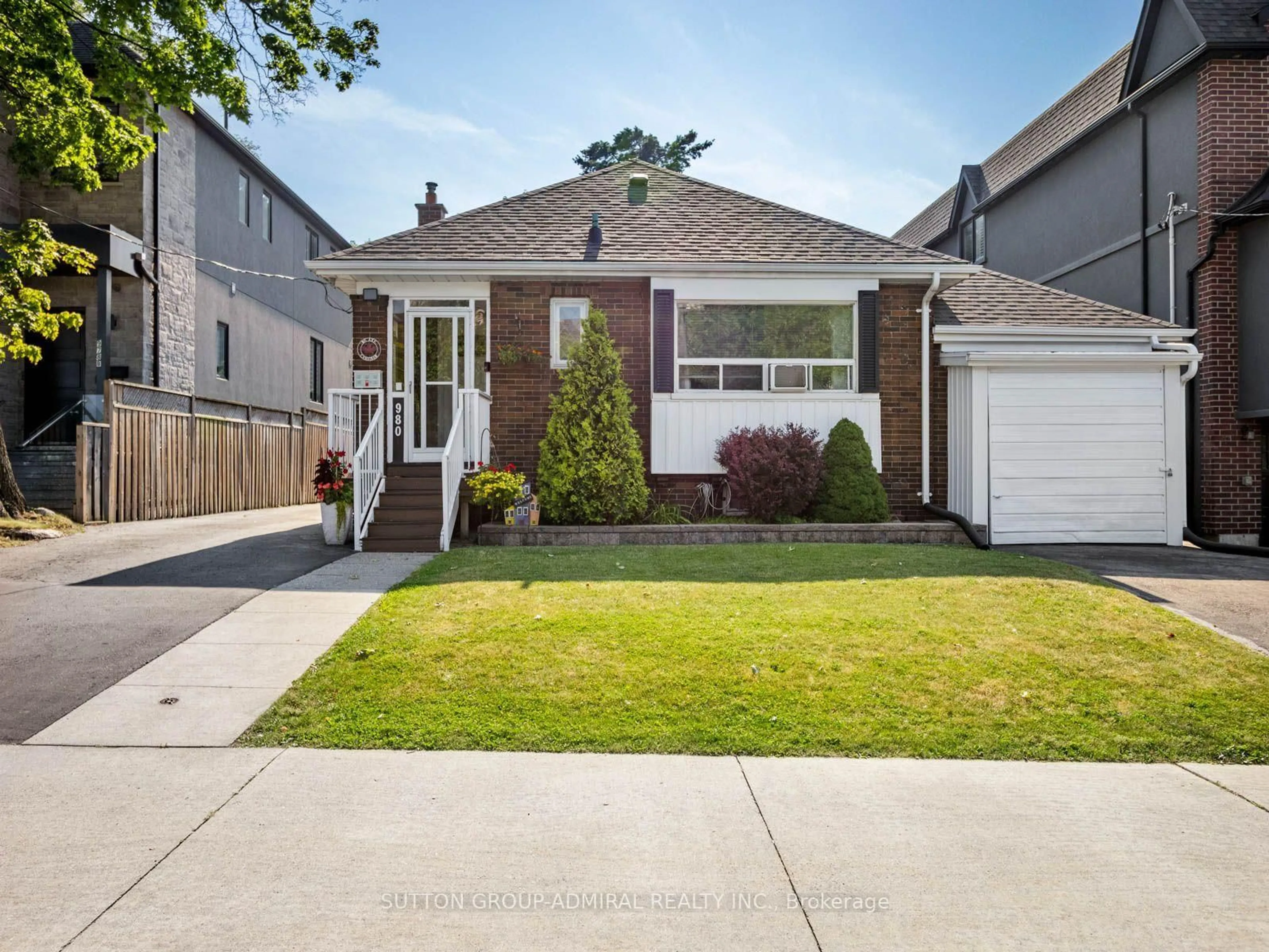 Home with vinyl exterior material, street for 980 Kipling Ave, Toronto Ontario M9B 3L2