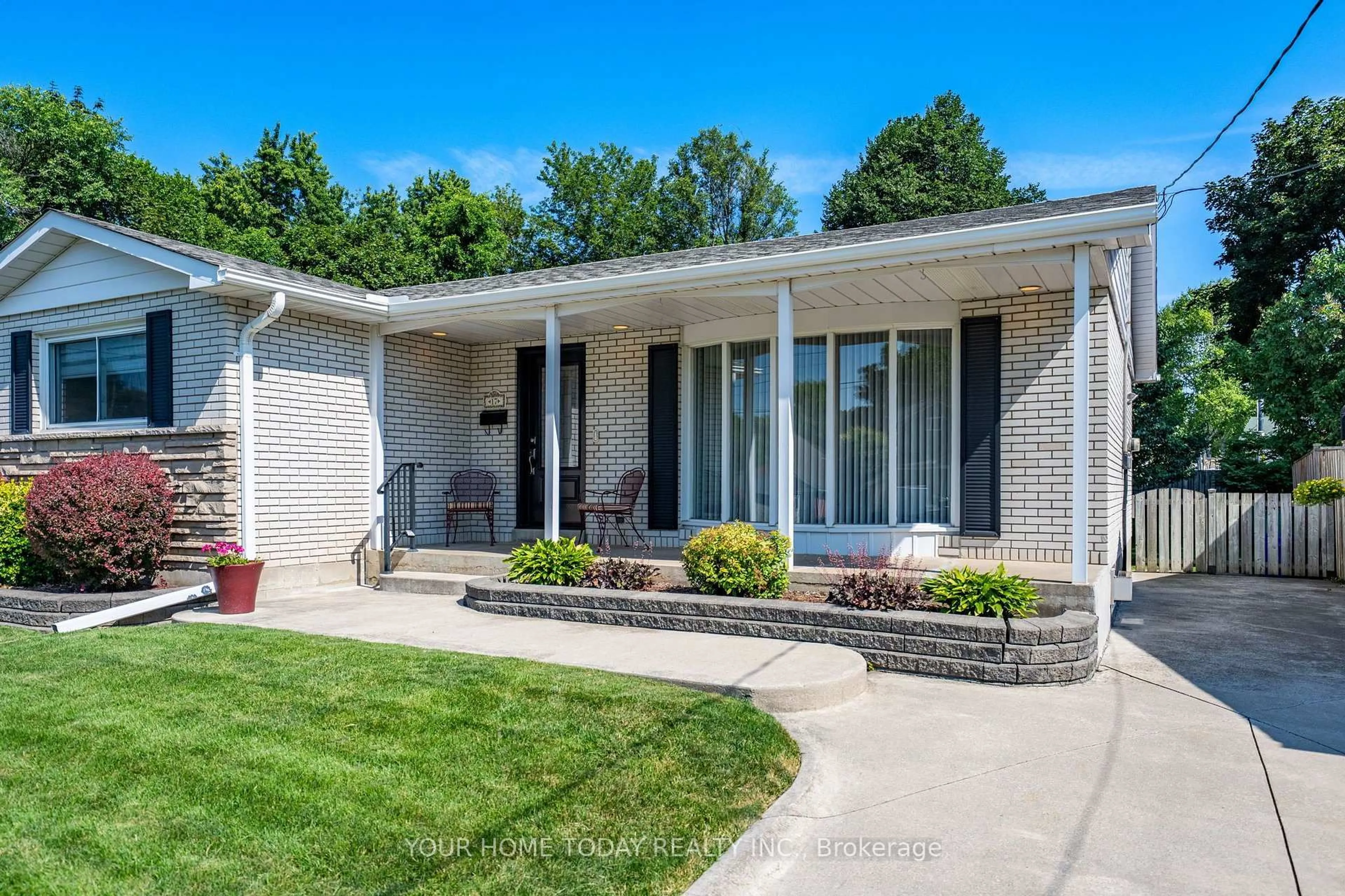 Home with vinyl exterior material, street for 17 Carole St, Halton Hills Ontario L7G 5B4