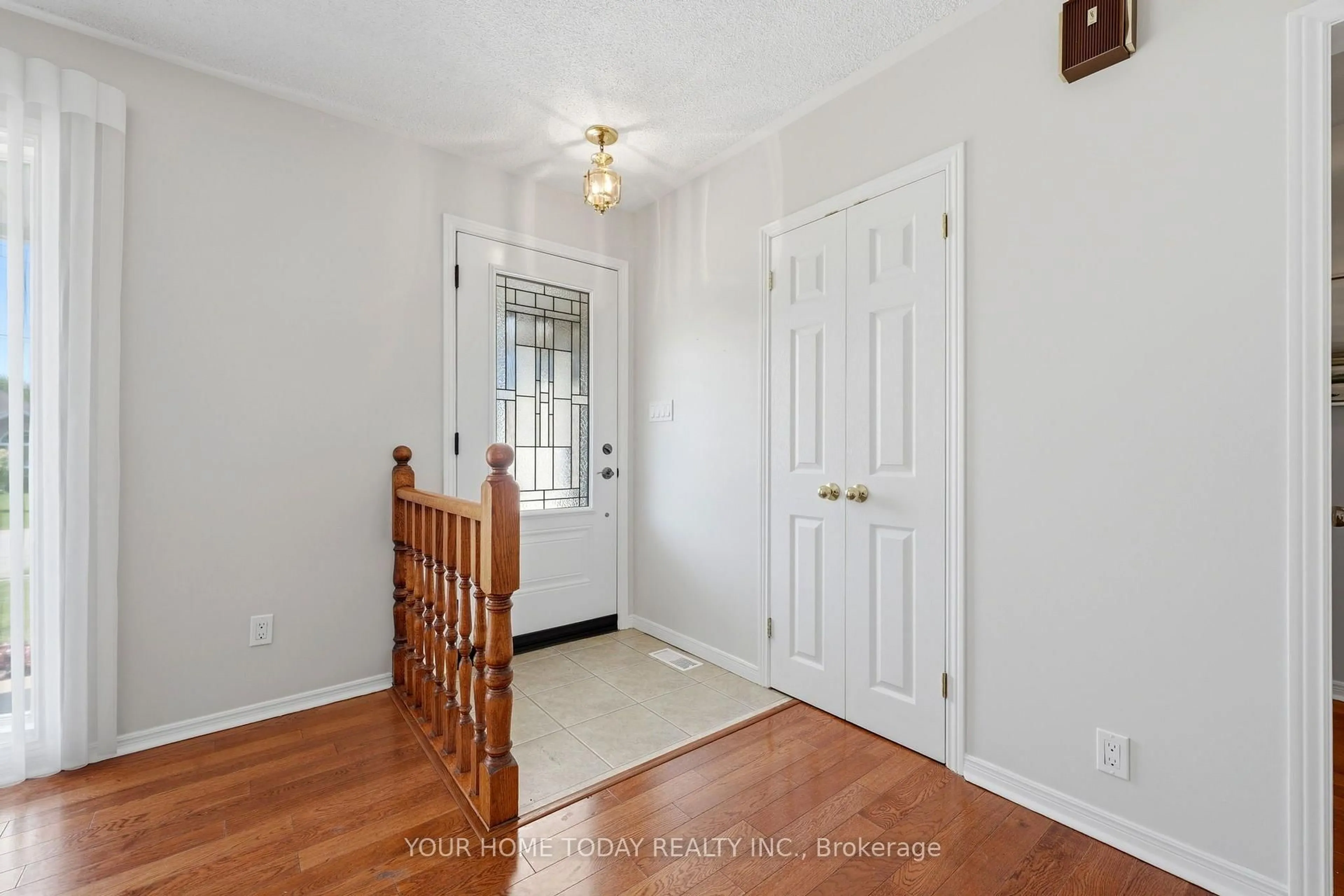 Indoor entryway for 17 Carole St, Halton Hills Ontario L7G 5B4