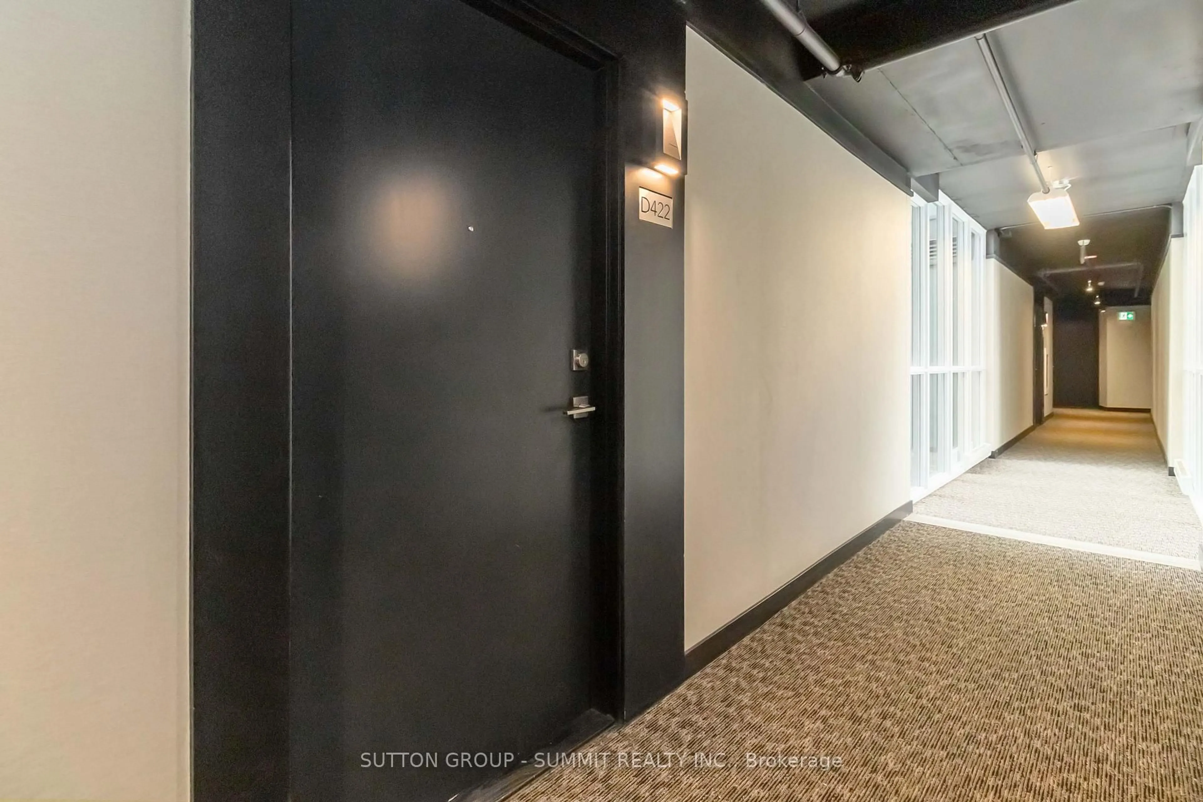 Indoor foyer for 5220 DUNDAS St #D422, Burlington Ontario L7L 0J4