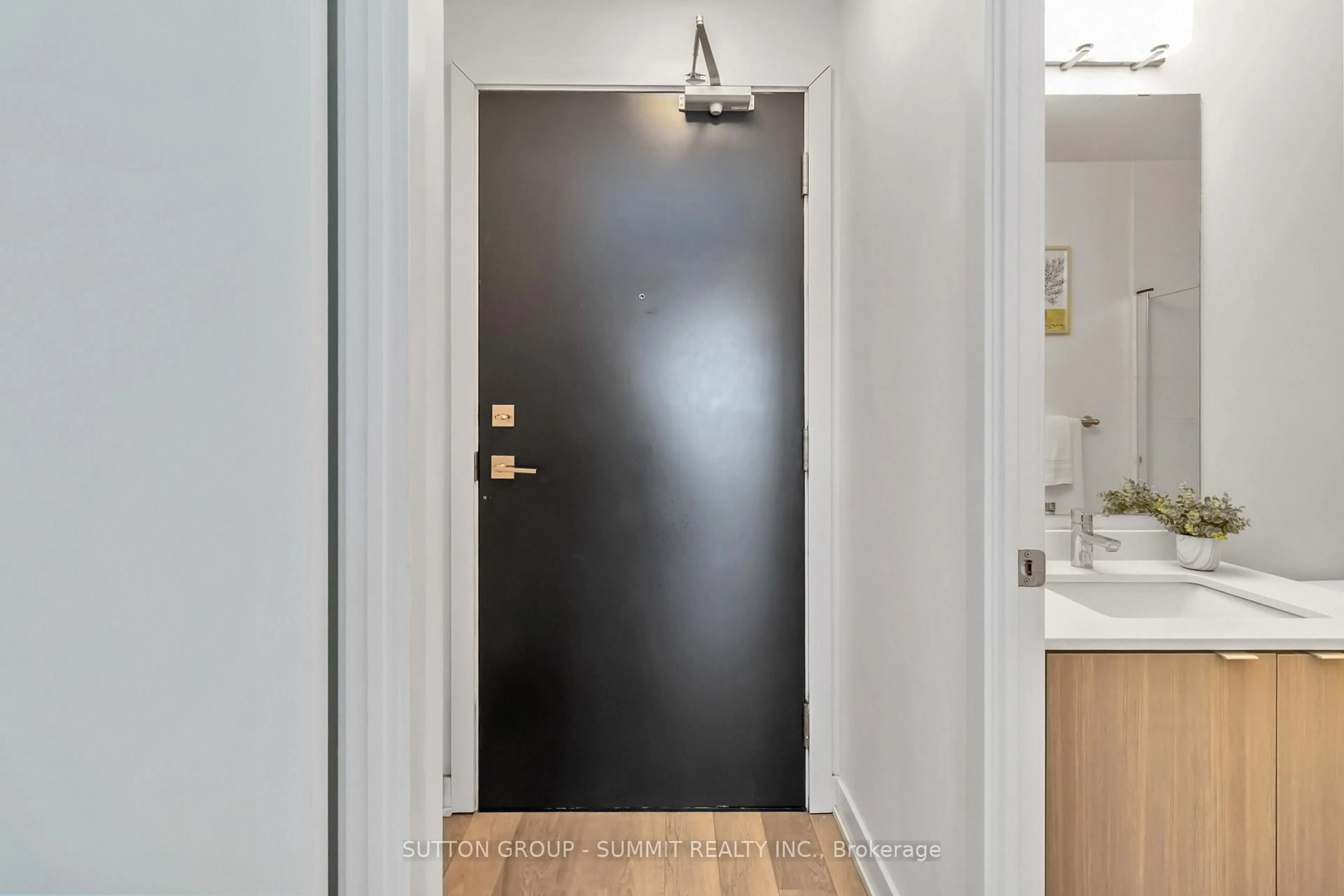 Indoor entryway for 5220 DUNDAS St #D422, Burlington Ontario L7L 0J4
