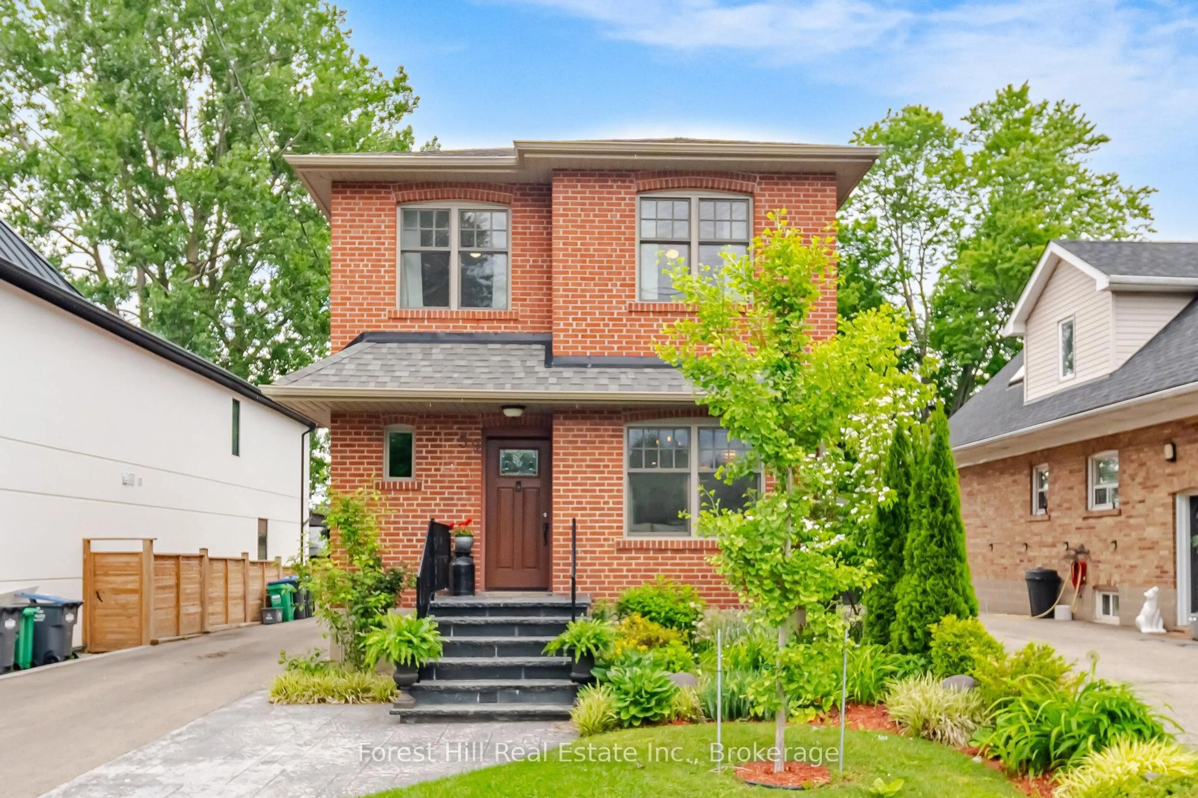 Home with brick exterior material, street for 39 Broadview Ave, Mississauga Ontario L5H 2S8