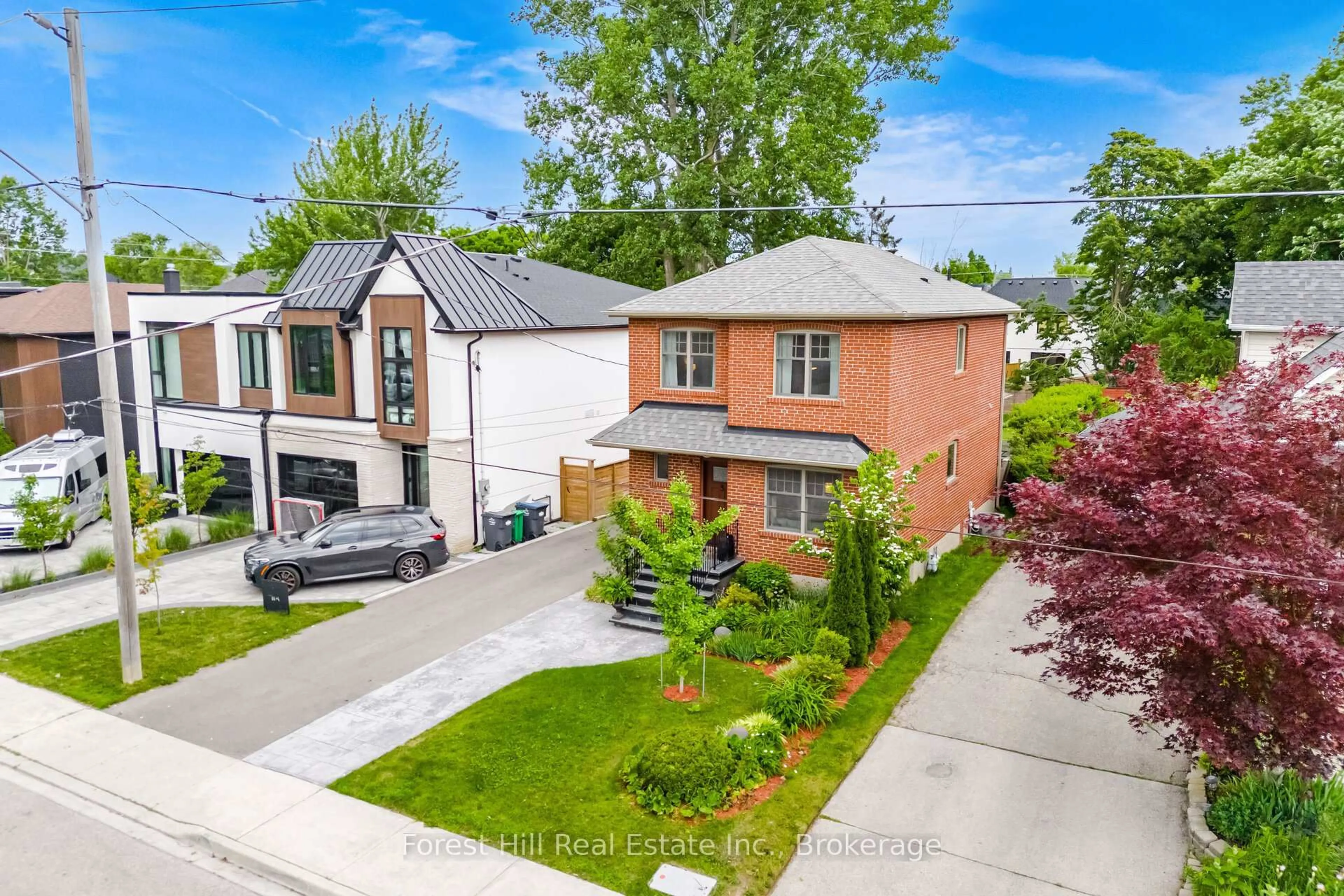 A pic from outside/outdoor area/front of a property/back of a property/a pic from drone, street for 39 Broadview Ave, Mississauga Ontario L5H 2S8