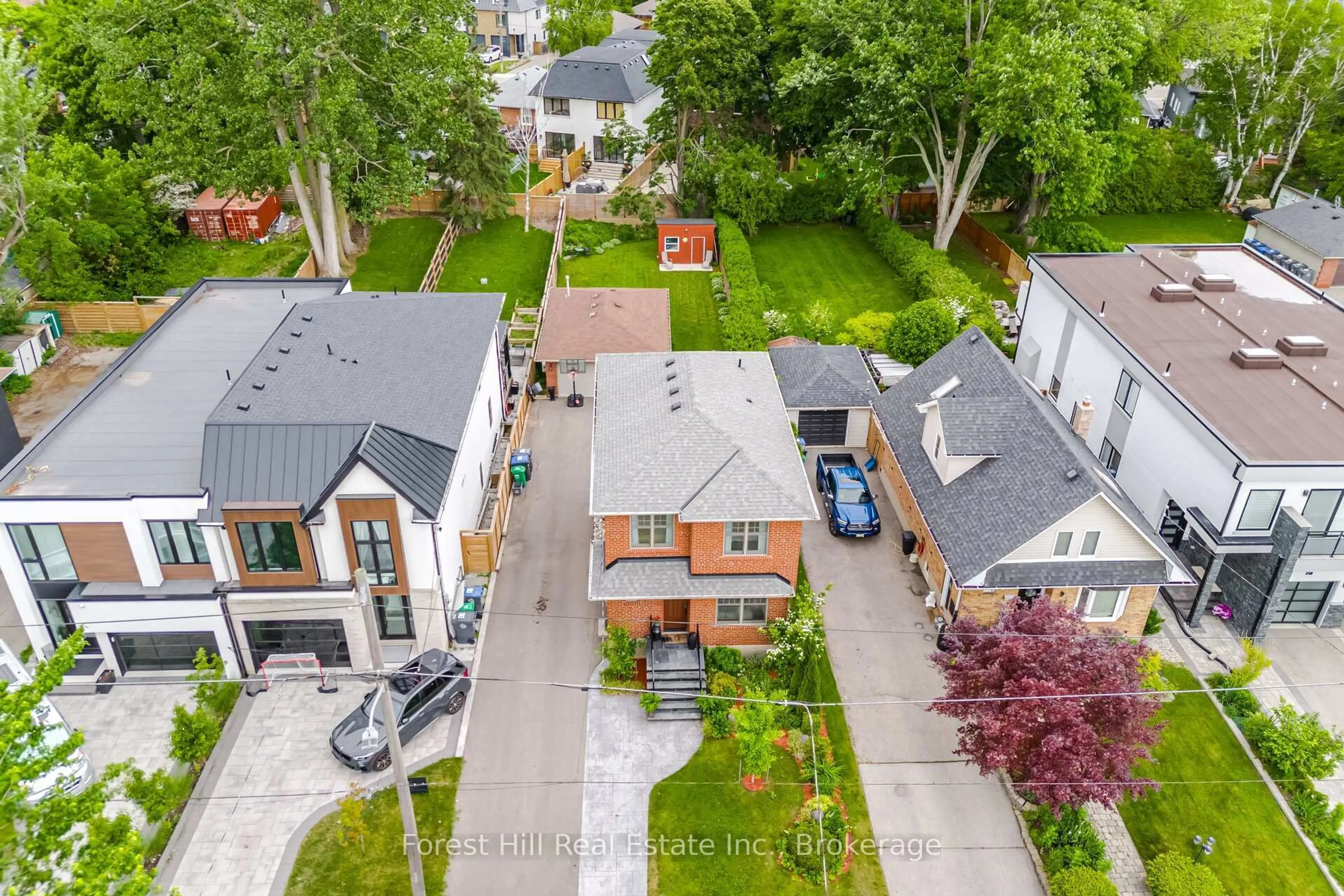 A pic from outside/outdoor area/front of a property/back of a property/a pic from drone, street for 39 Broadview Ave, Mississauga Ontario L5H 2S8