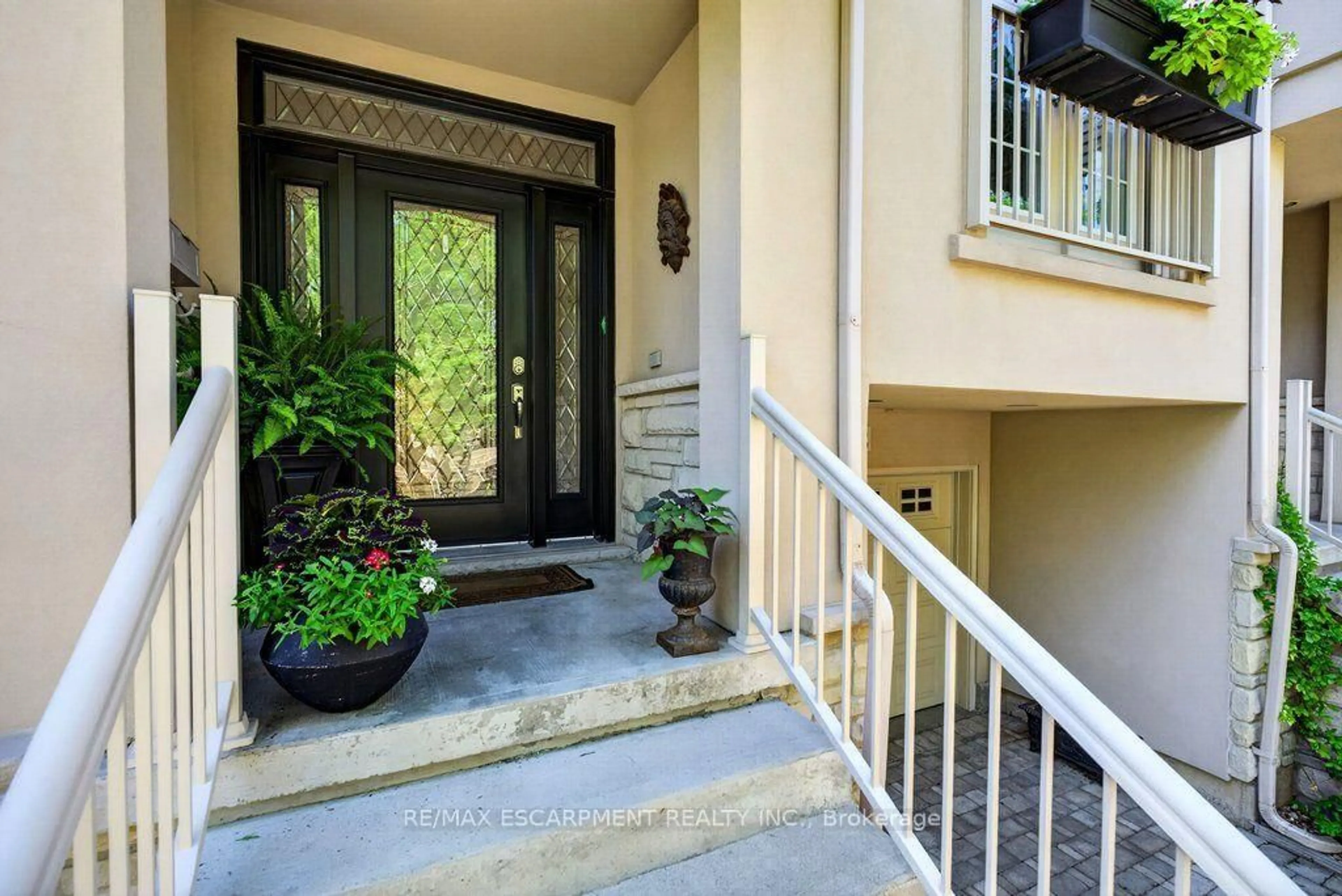 Indoor entryway for 1335 Ontario St #12, Burlington Ontario L7S 1E9