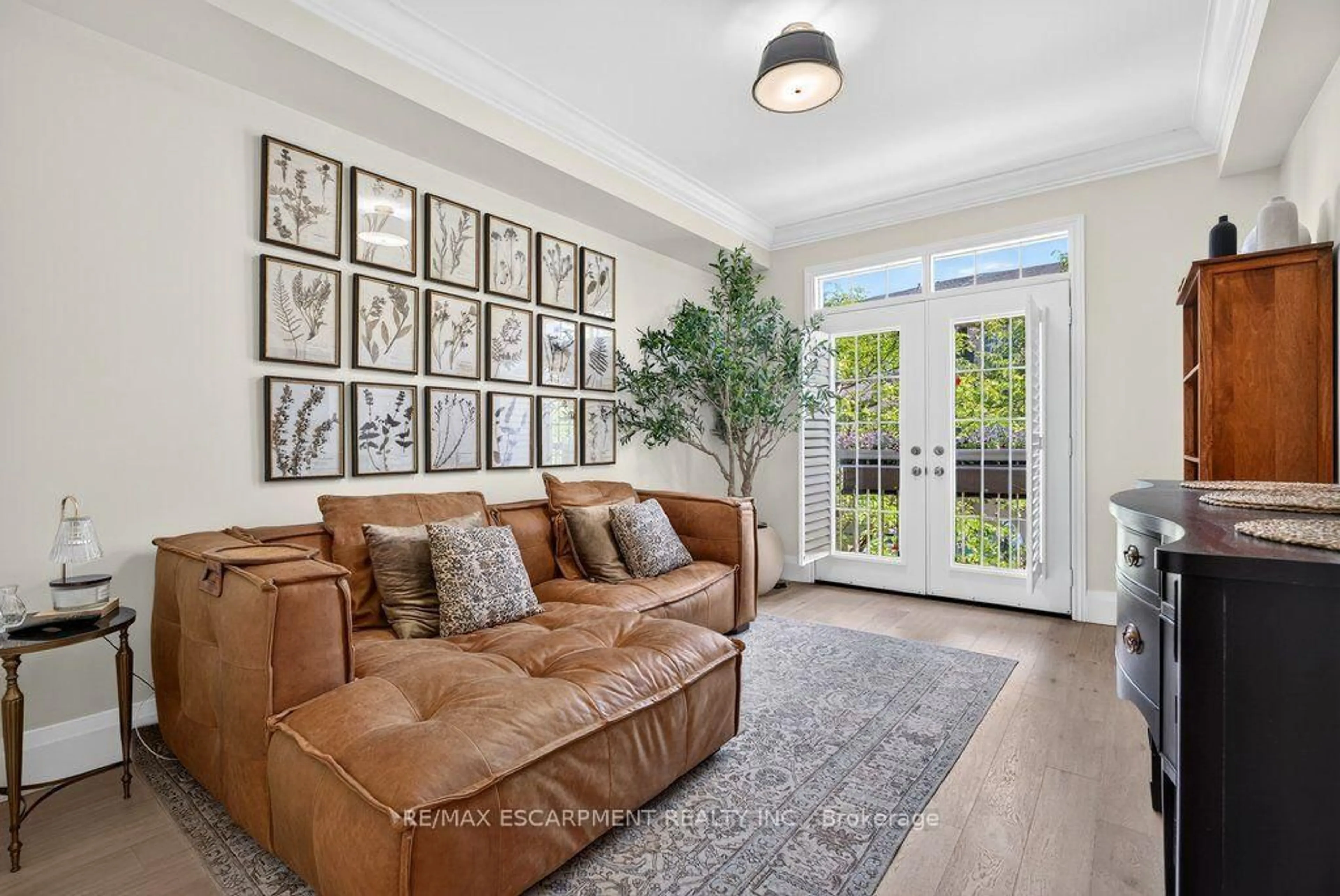 Indoor entryway for 1335 Ontario St #12, Burlington Ontario L7S 1E9