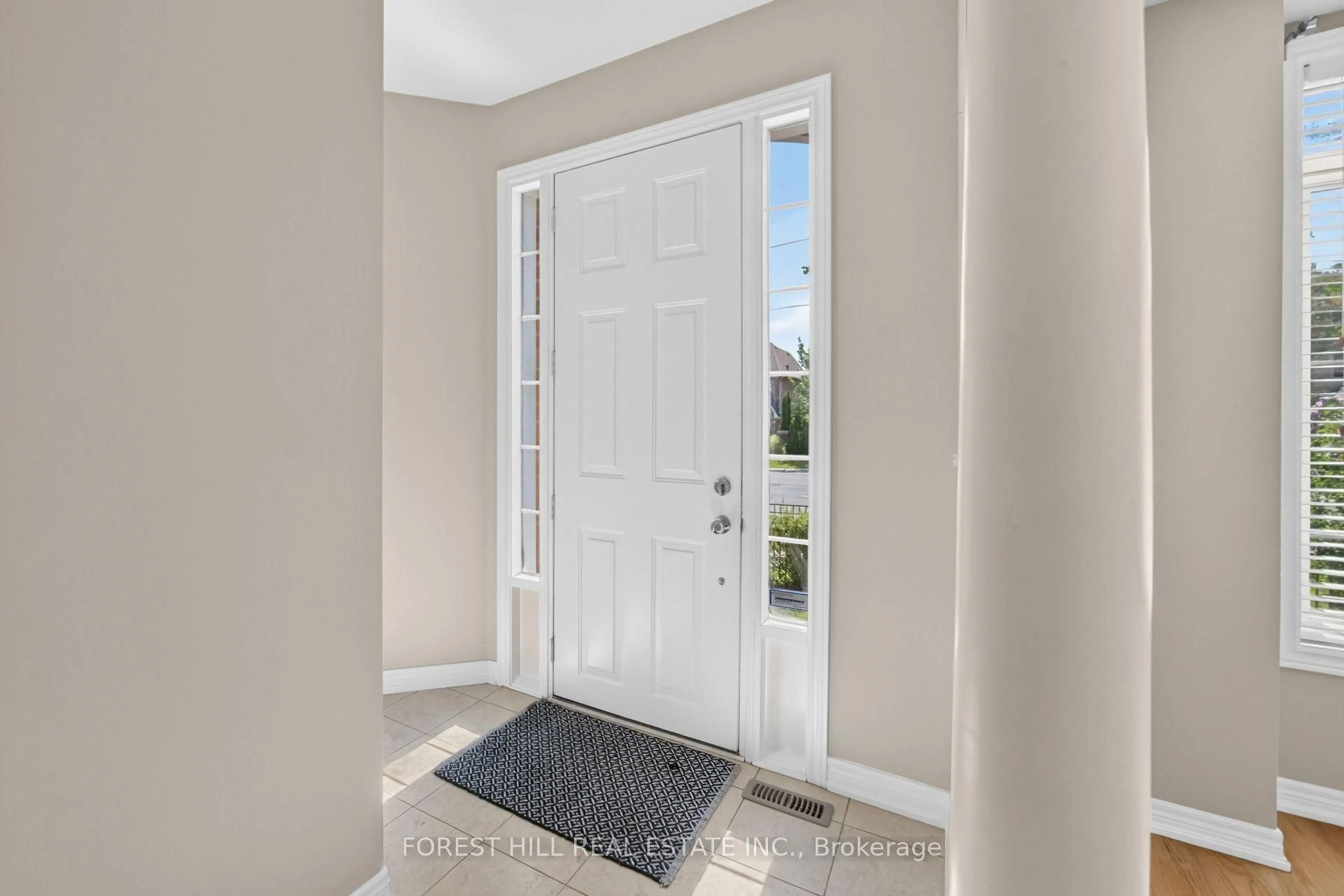 Indoor entryway for 3549 Eglinton Ave, Mississauga Ontario L5M 7T3