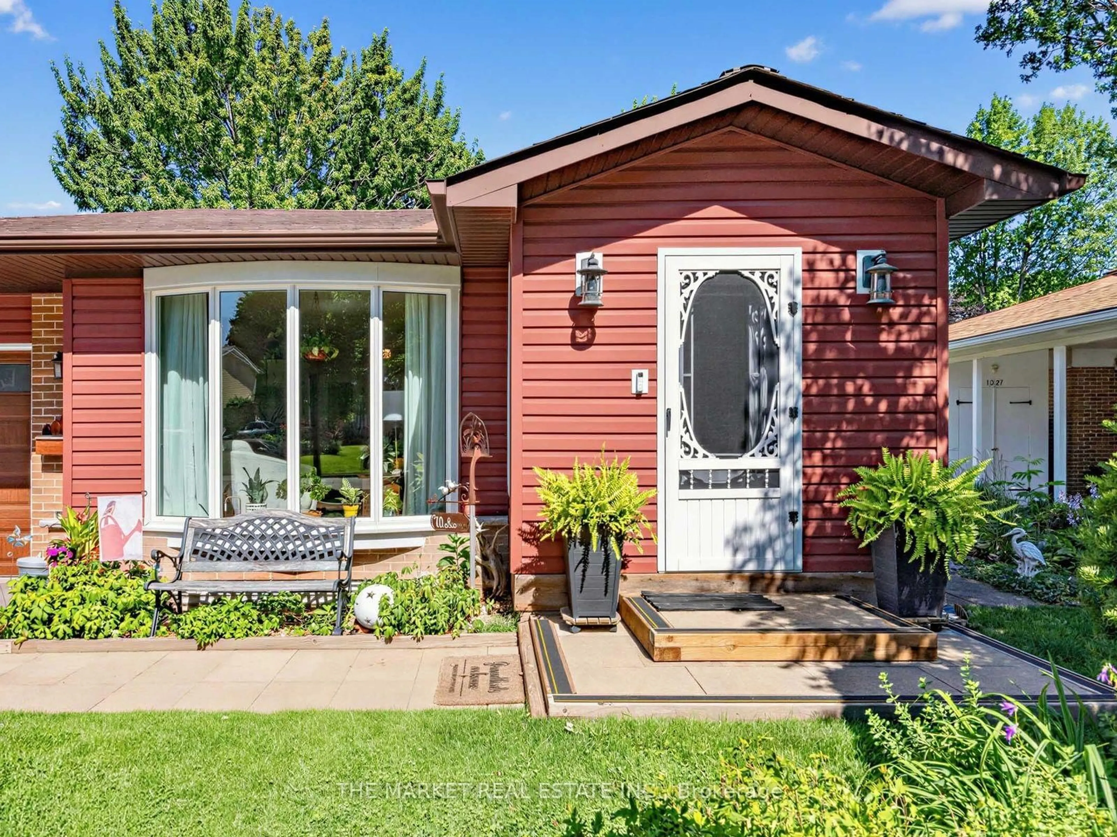 Home with vinyl exterior material, street for 1033 Franconia Dr, Mississauga Ontario L4Y 2L6