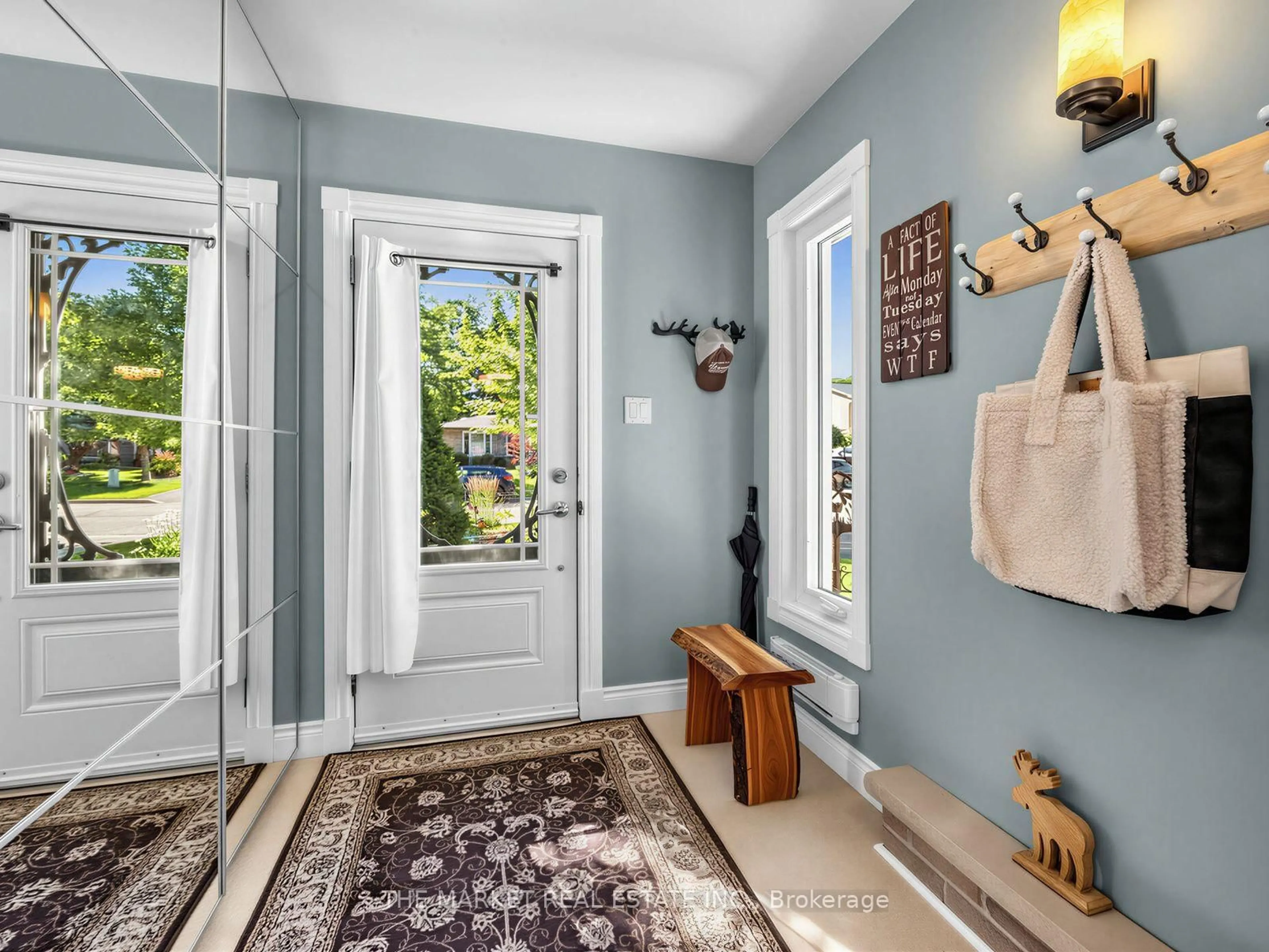 Indoor entryway for 1033 Franconia Dr, Mississauga Ontario L4Y 2L6