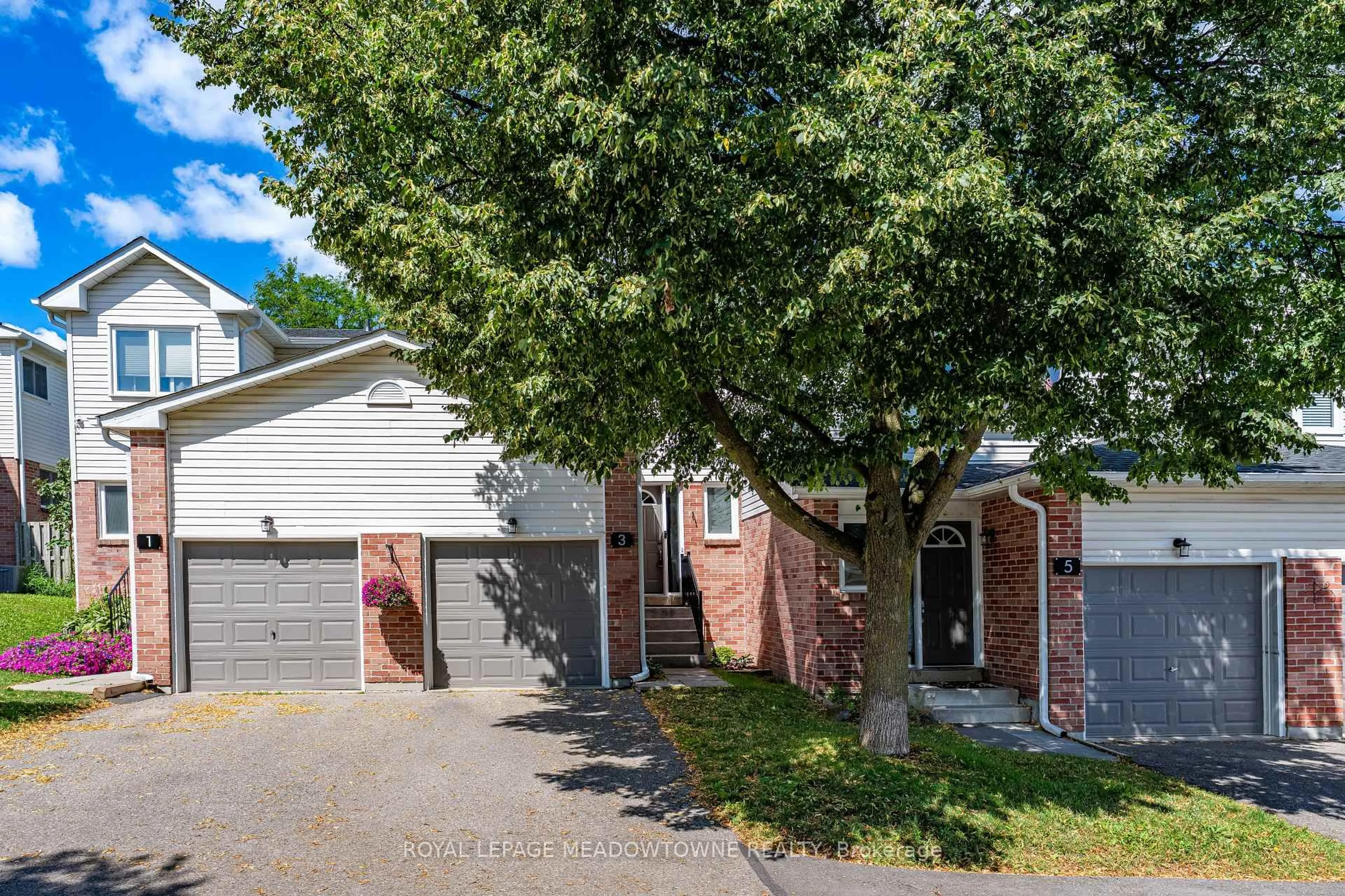A pic from outside/outdoor area/front of a property/back of a property/a pic from drone, street for 3 Brian Lane, Halton Hills Ontario L7G 5L7