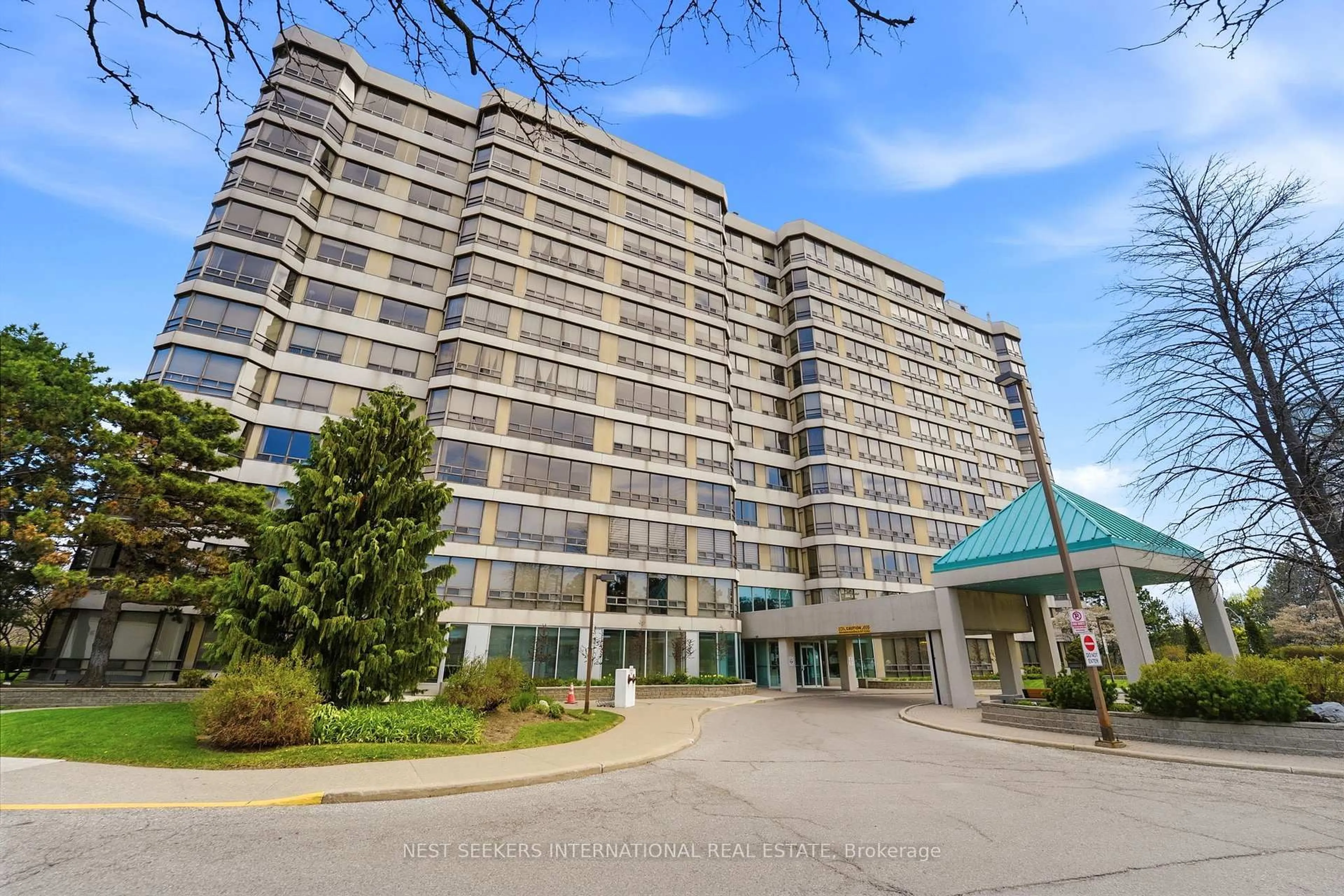 Indoor foyer for 310 Mill St #811, Brampton Ontario L6Y 3B1