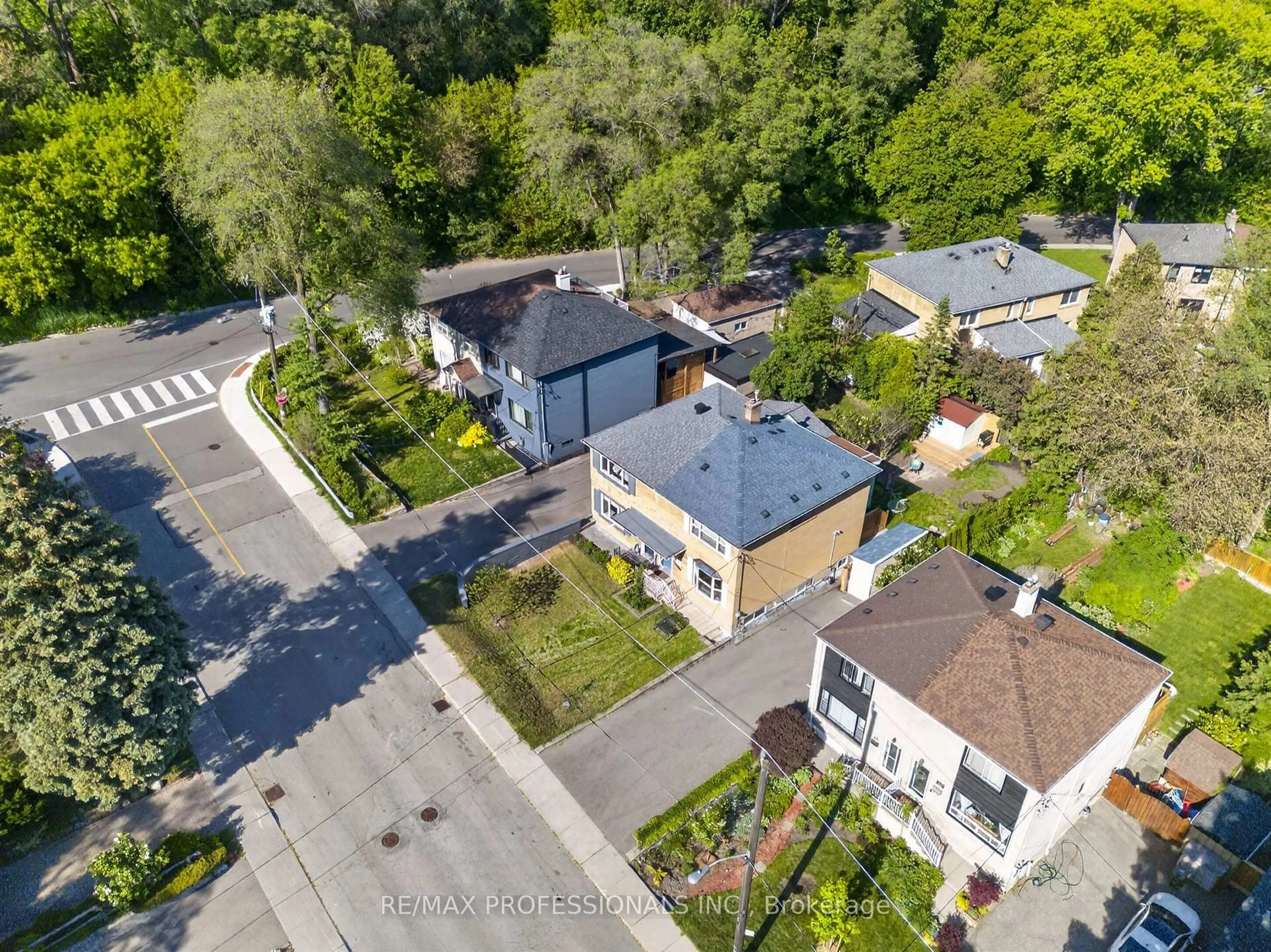 A pic from outside/outdoor area/front of a property/back of a property/a pic from drone, street for 69 Skylark Rd, Toronto Ontario M6S 4M5
