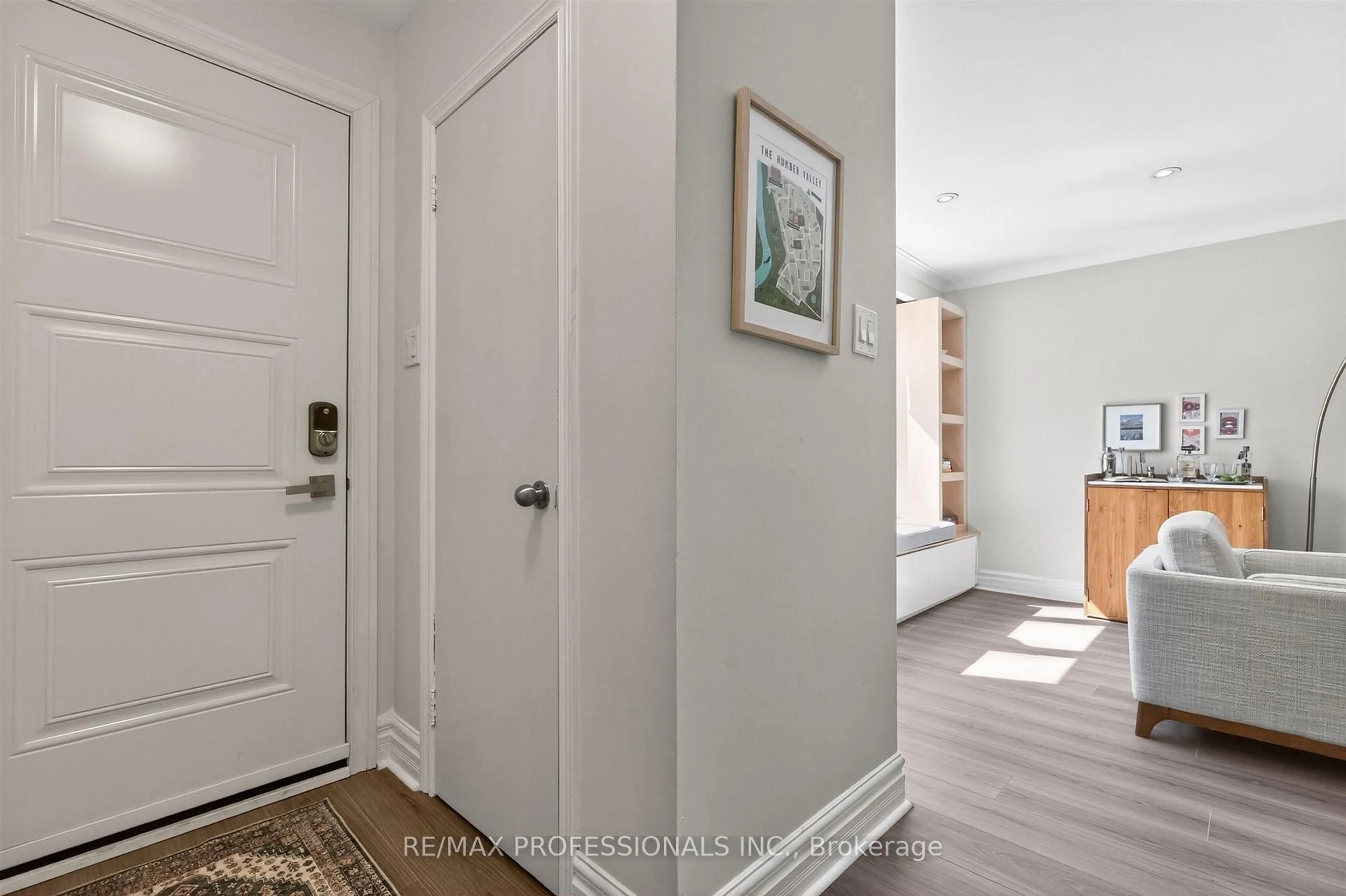 Indoor entryway for 69 Skylark Rd, Toronto Ontario M6S 4M5