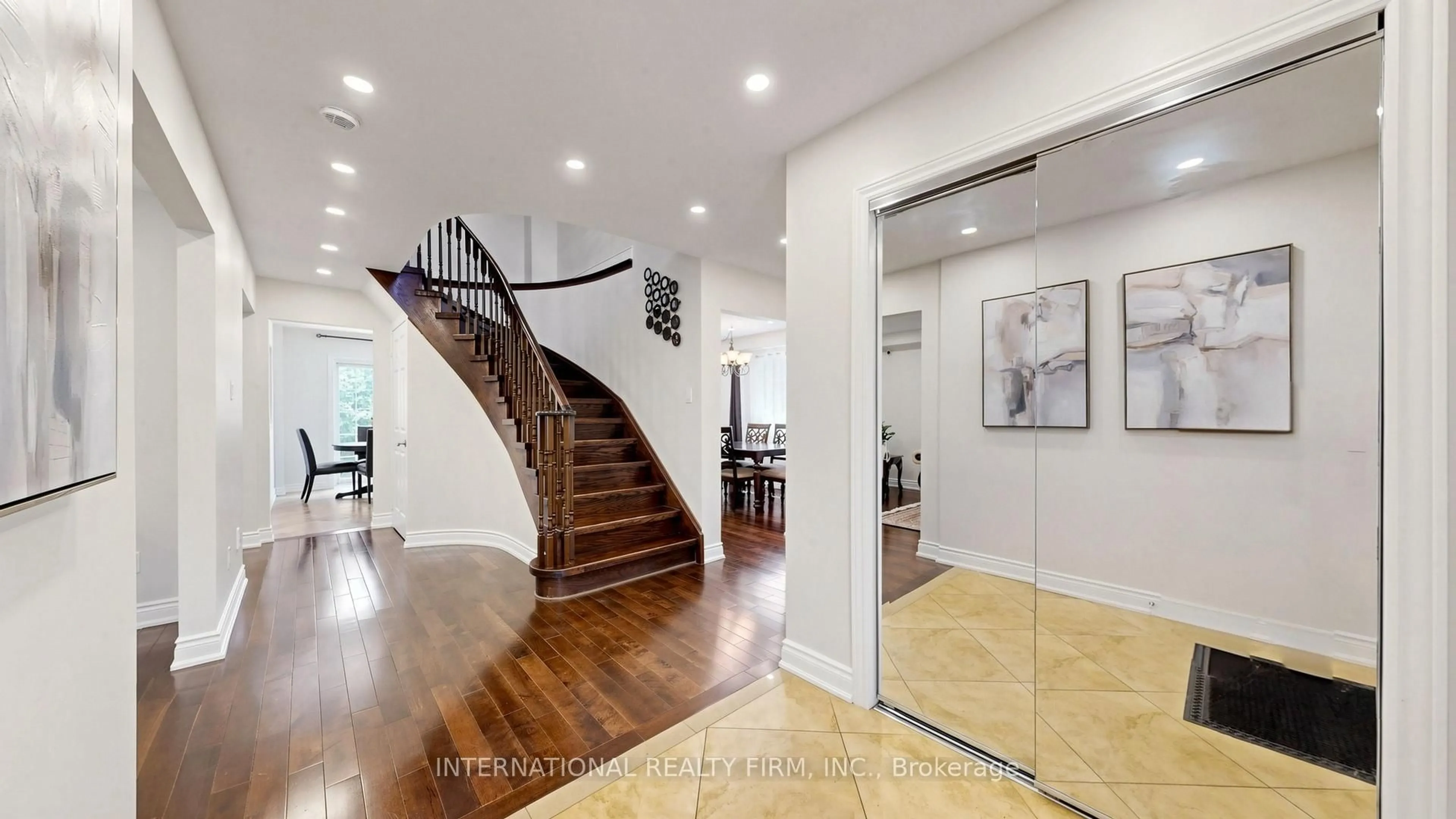Indoor foyer for 3180 Pebblewood Rd, Mississauga Ontario L5N 6P5
